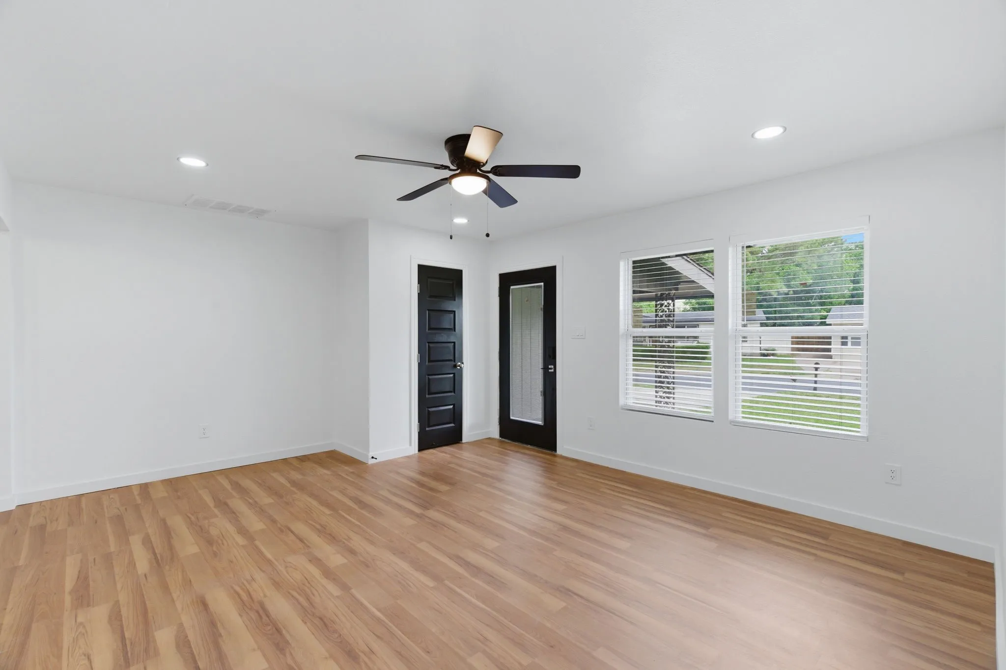Single Family Residence For Sale in Tarrant County , 552 Souder Drive, Hurst, Texas 76053, 3 Bedroom, 2 Bathroom, Garage spaces, 1,112 Sqft, built in 1956, mls#21276280, Real Estate Agent in Hurst, Homes For Sale in Tarrant county, Homes For Sale in Hurst, Realtor in Hurst Texas, Real Estate Brokerage Independent Realty Texas, Luminita Cordes Realtor