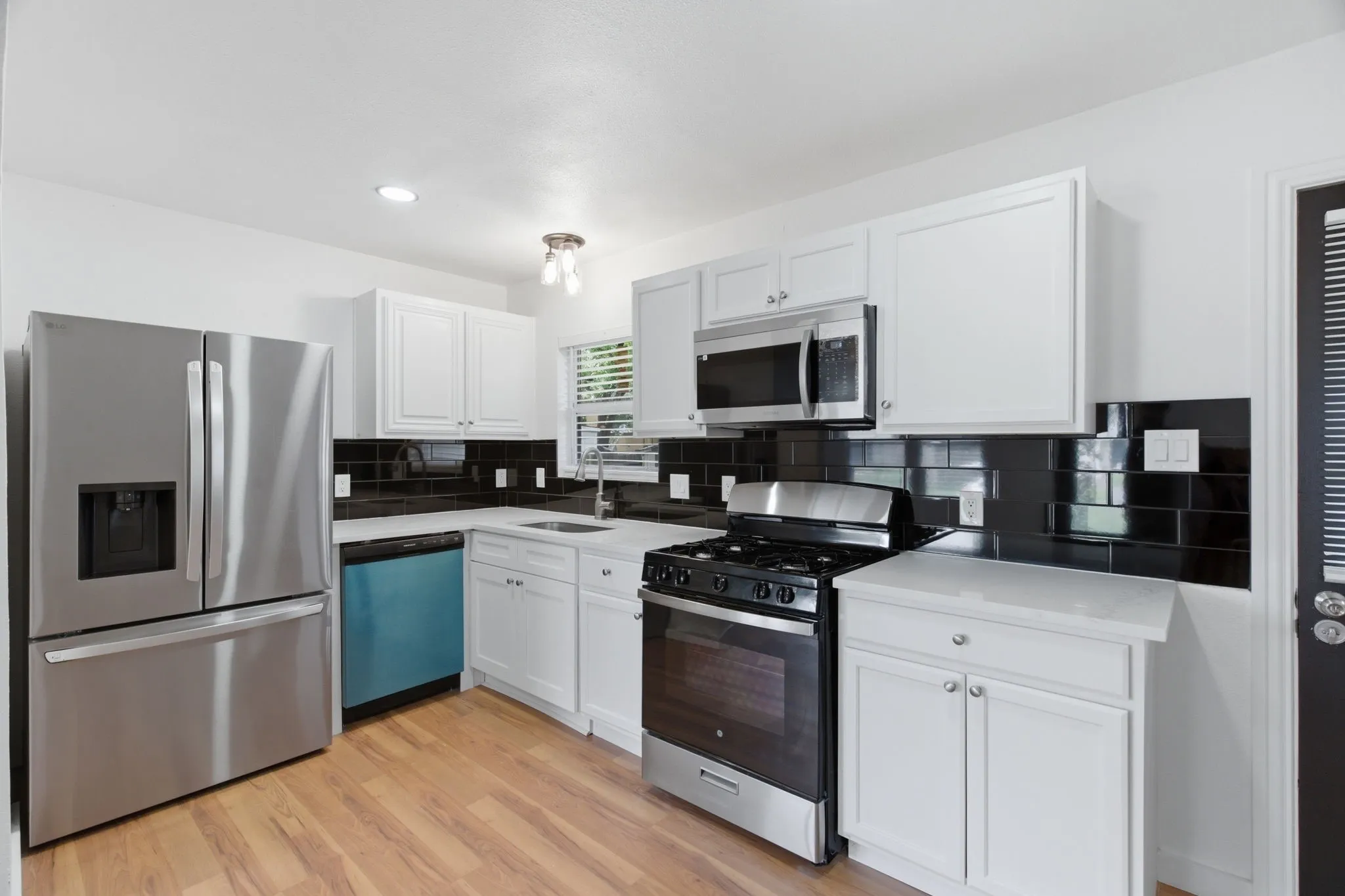 Single Family Residence For Sale in Tarrant County , 552 Souder Drive, Hurst, Texas 76053, 3 Bedroom, 2 Bathroom, Garage spaces, 1,112 Sqft, built in 1956, mls#21276280, Real Estate Agent in Hurst, Homes For Sale in Tarrant county, Homes For Sale in Hurst, Realtor in Hurst Texas, Real Estate Brokerage Independent Realty Texas, Luminita Cordes Realtor