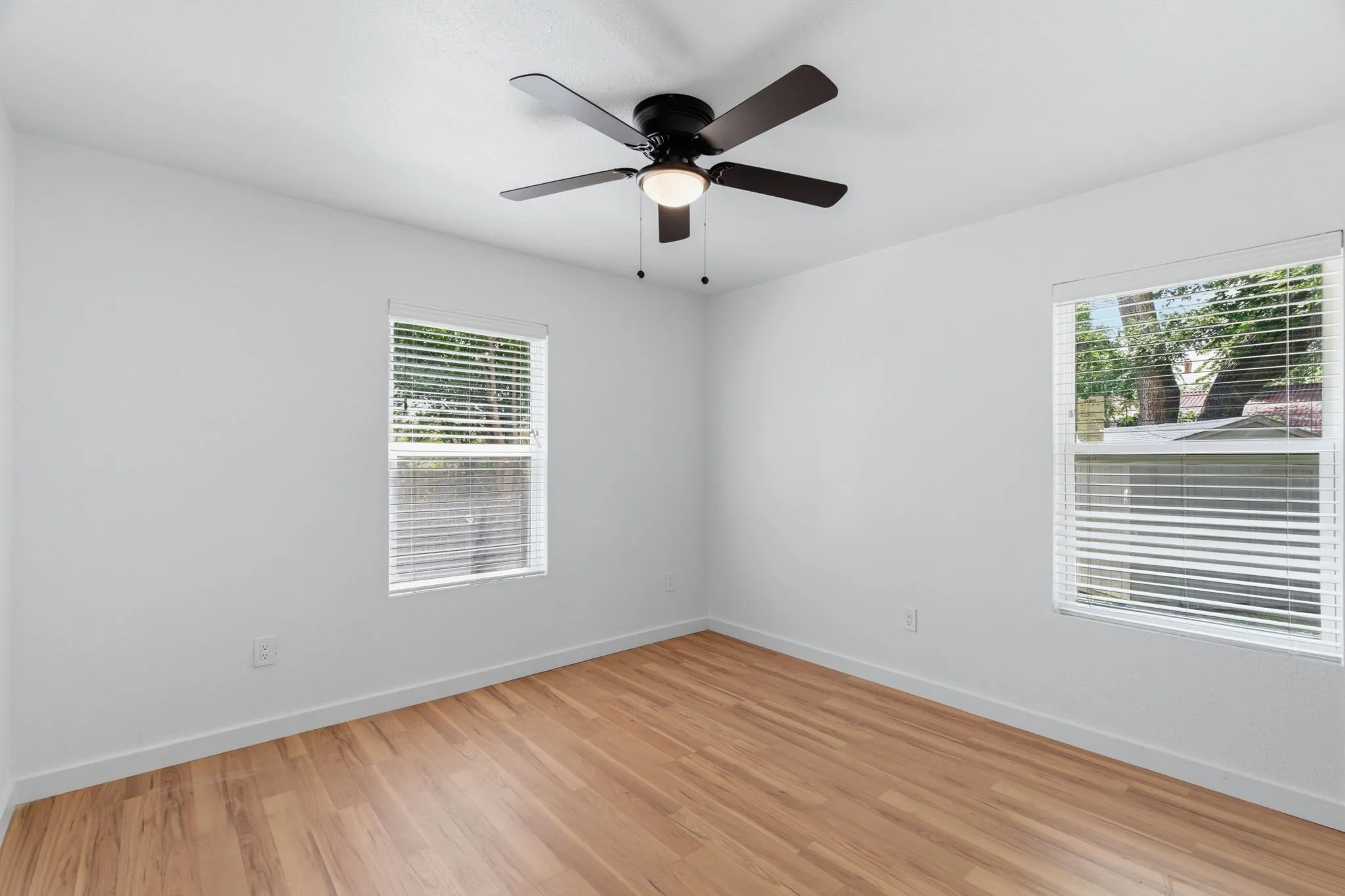 Single Family Residence For Sale in Tarrant County , 552 Souder Drive, Hurst, Texas 76053, 3 Bedroom, 2 Bathroom, Garage spaces, 1,112 Sqft, built in 1956, mls#21276280, Real Estate Agent in Hurst, Homes For Sale in Tarrant county, Homes For Sale in Hurst, Realtor in Hurst Texas, Real Estate Brokerage Independent Realty Texas, Luminita Cordes Realtor