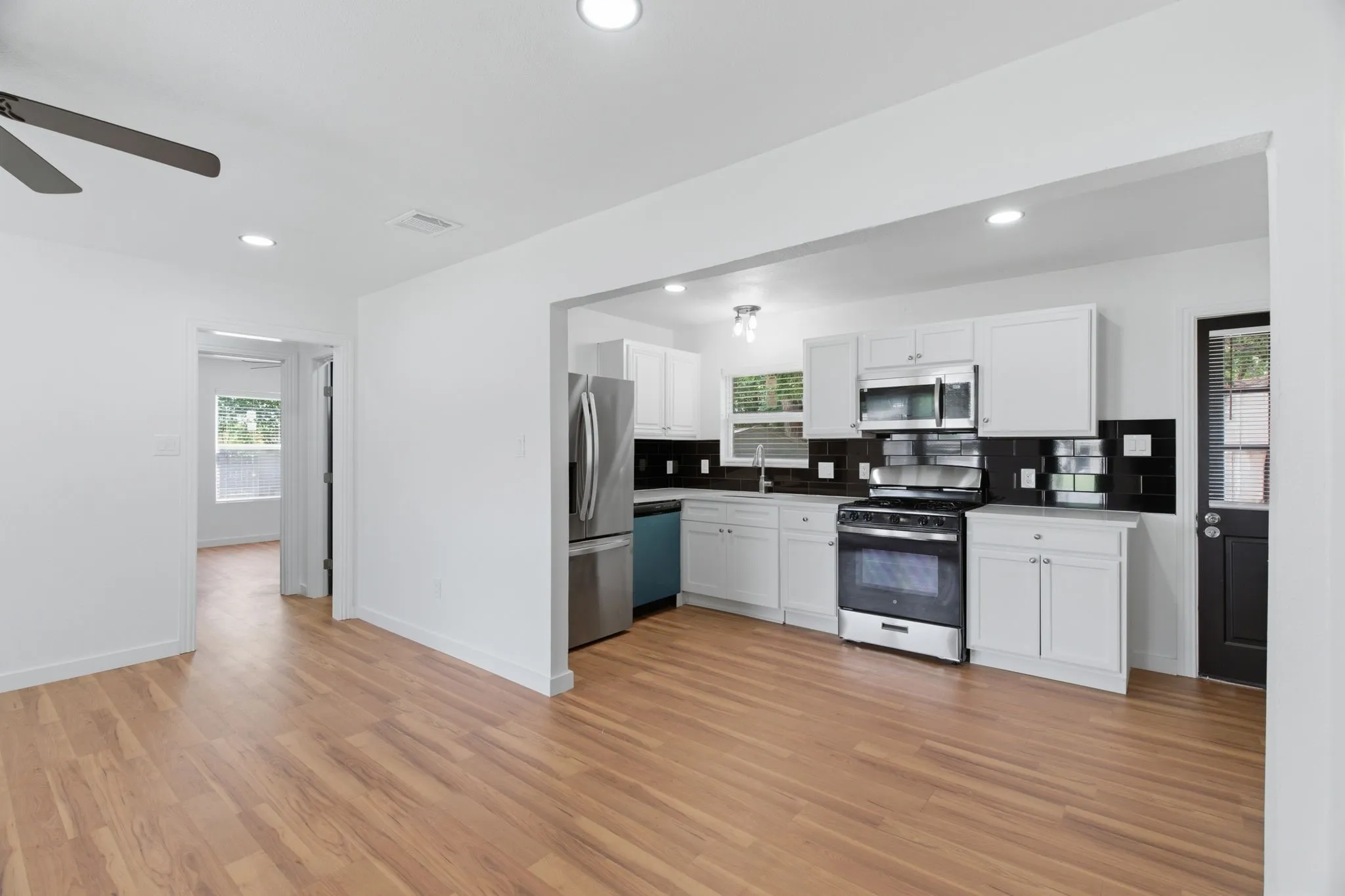 Single Family Residence For Sale in Tarrant County , 552 Souder Drive, Hurst, Texas 76053, 3 Bedroom, 2 Bathroom, Garage spaces, 1,112 Sqft, built in 1956, mls#21276280, Real Estate Agent in Hurst, Homes For Sale in Tarrant county, Homes For Sale in Hurst, Realtor in Hurst Texas, Real Estate Brokerage Independent Realty Texas, Luminita Cordes Realtor