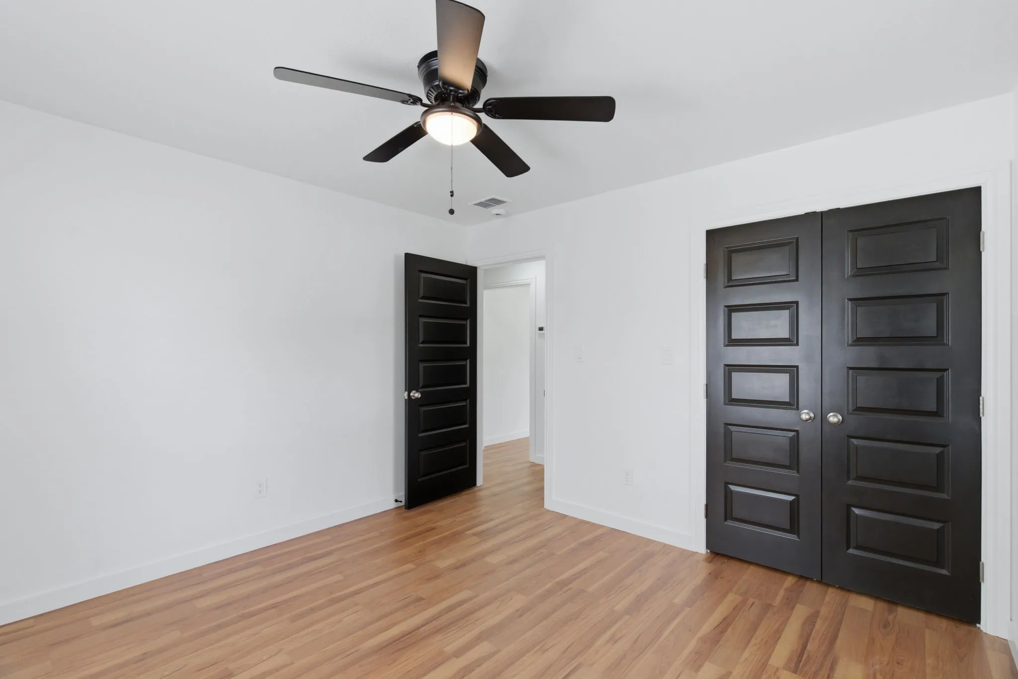 Single Family Residence For Sale in Tarrant County , 552 Souder Drive, Hurst, Texas 76053, 3 Bedroom, 2 Bathroom, Garage spaces, 1,112 Sqft, built in 1956, mls#21276280, Real Estate Agent in Hurst, Homes For Sale in Tarrant county, Homes For Sale in Hurst, Realtor in Hurst Texas, Real Estate Brokerage Independent Realty Texas, Luminita Cordes Realtor