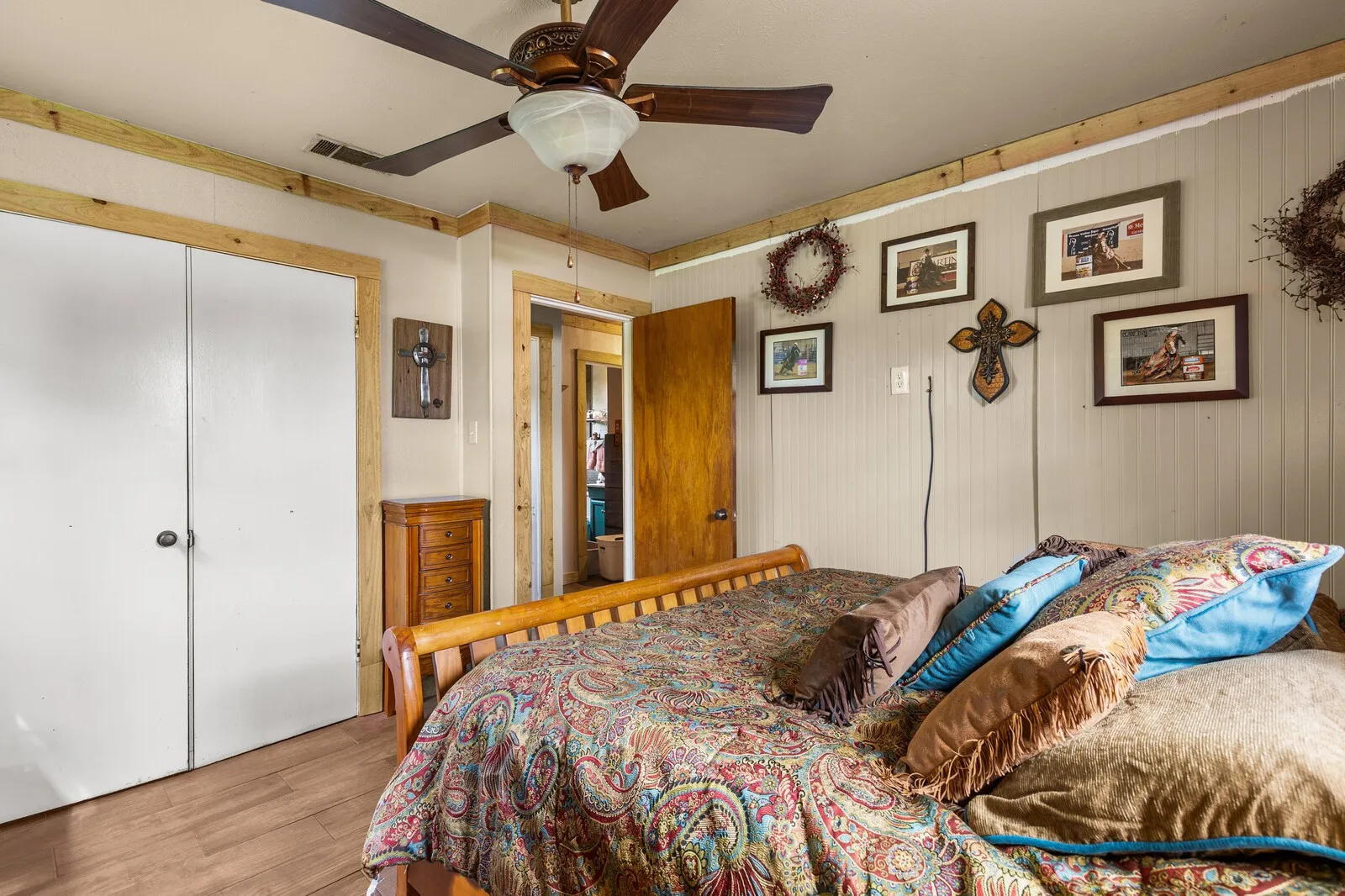 Single Family Residence For Sale in Bosque County , 418 S Broadway Street, Meridian, Texas 76665, 3 Bedroom, 1 Bathroom, Garage spaces, 1,118 Sqft, built in 1950, mls#21273040, Real Estate Agent in Meridian, Homes For Sale in Bosque county, Homes For Sale in Meridian, Realtor in Meridian Texas, Real Estate Brokerage Independent Realty Texas, Luminita Cordes Realtor