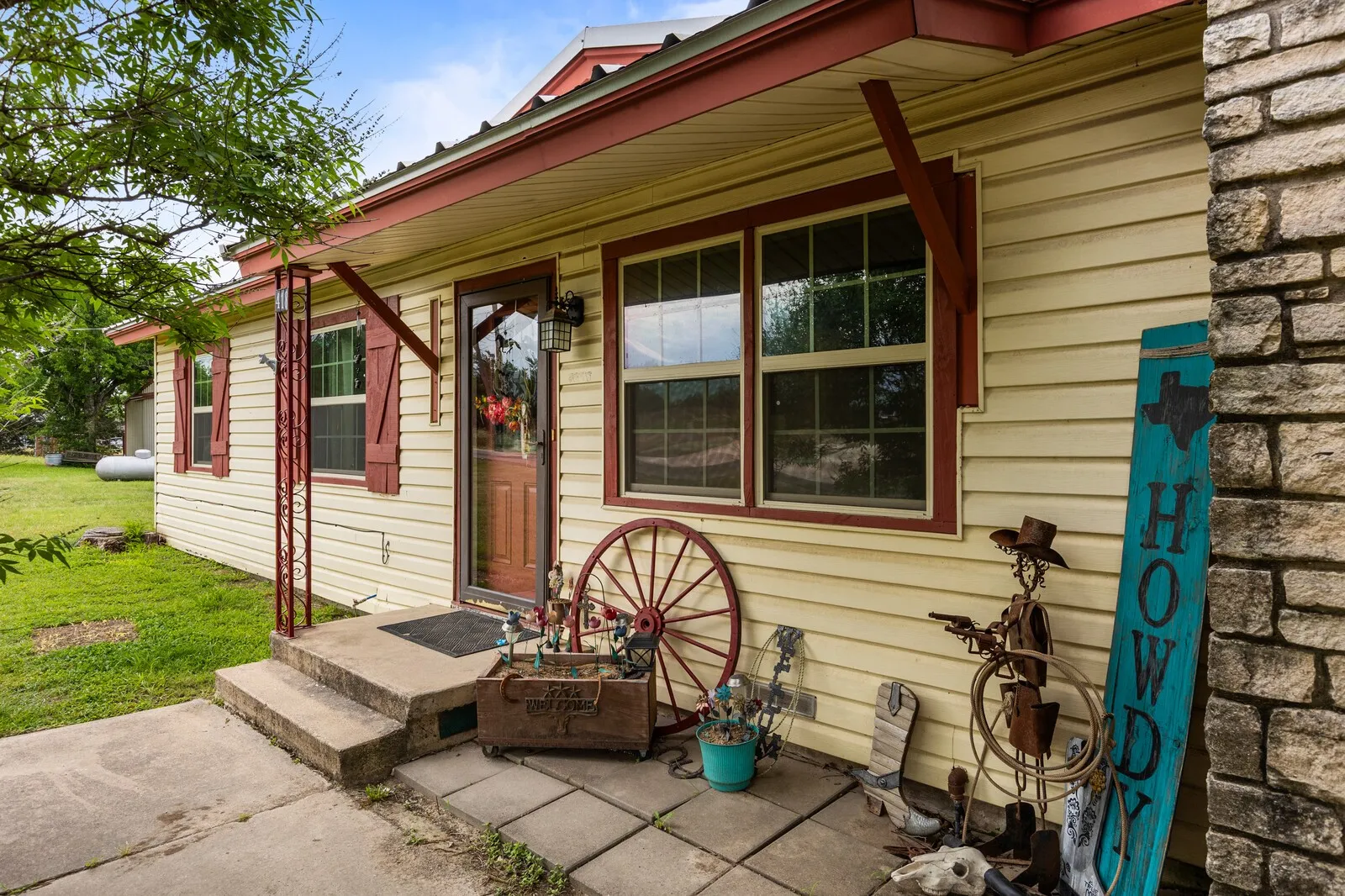 Single Family Residence For Sale in Bosque County , 418 S Broadway Street, Meridian, Texas 76665, 3 Bedroom, 1 Bathroom, Garage spaces, 1,118 Sqft, built in 1950, mls#21273040, Real Estate Agent in Meridian, Homes For Sale in Bosque county, Homes For Sale in Meridian, Realtor in Meridian Texas, Real Estate Brokerage Independent Realty Texas, Luminita Cordes Realtor