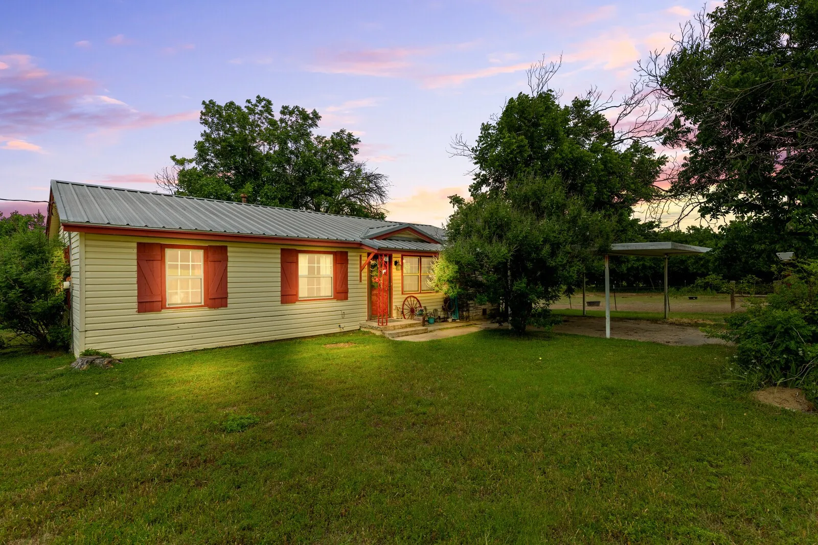 Single Family Residence For Sale in Bosque County , 418 S Broadway Street, Meridian, Texas 76665, 3 Bedroom, 1 Bathroom, Garage spaces, 1,118 Sqft, built in 1950, mls#21273040, Real Estate Agent in Meridian, Homes For Sale in Bosque county, Homes For Sale in Meridian, Realtor in Meridian Texas, Real Estate Brokerage Independent Realty Texas, Luminita Cordes Realtor