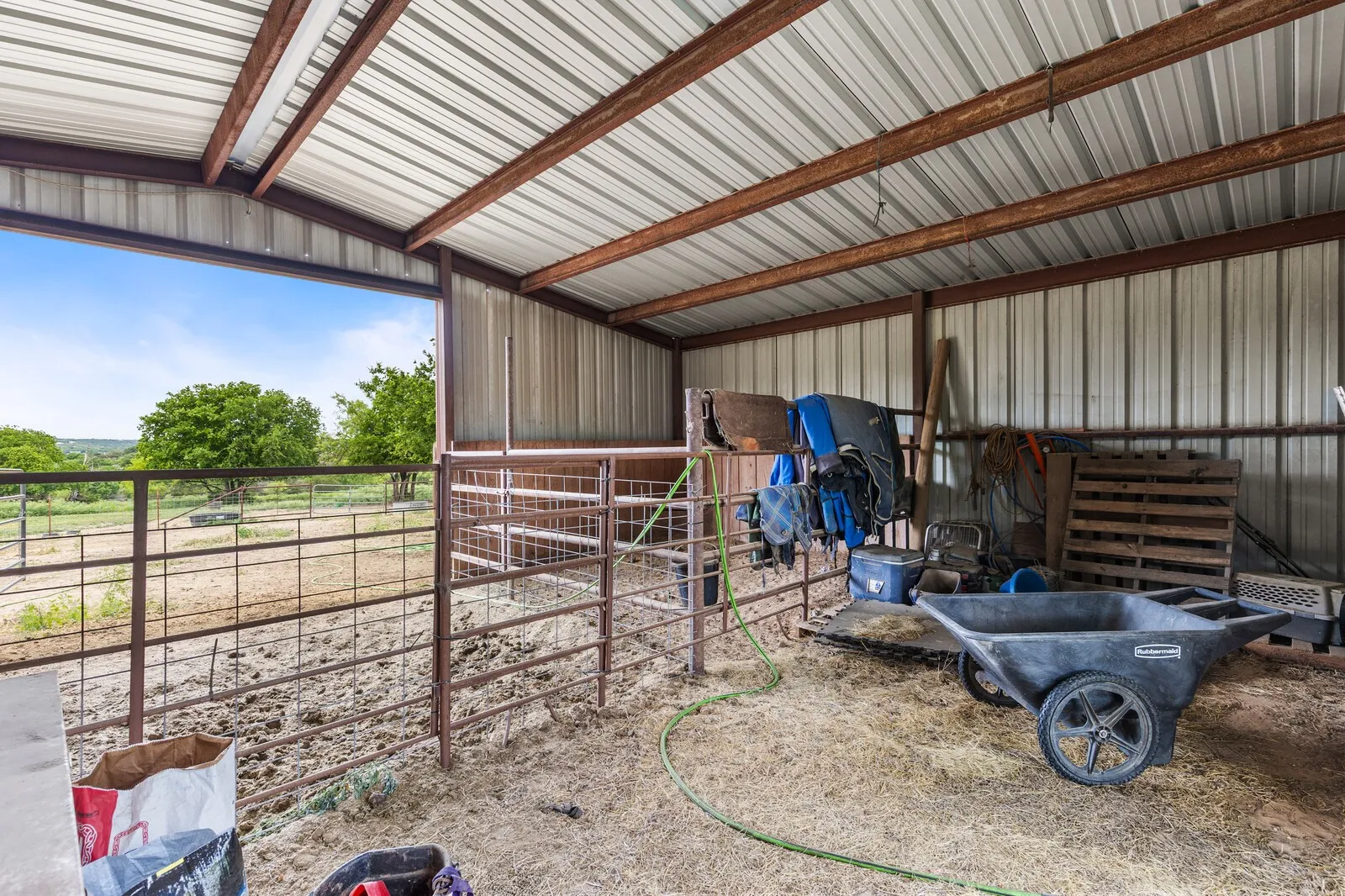 Single Family Residence For Sale in Bosque County , 418 S Broadway Street, Meridian, Texas 76665, 3 Bedroom, 1 Bathroom, Garage spaces, 1,118 Sqft, built in 1950, mls#21273040, Real Estate Agent in Meridian, Homes For Sale in Bosque county, Homes For Sale in Meridian, Realtor in Meridian Texas, Real Estate Brokerage Independent Realty Texas, Luminita Cordes Realtor