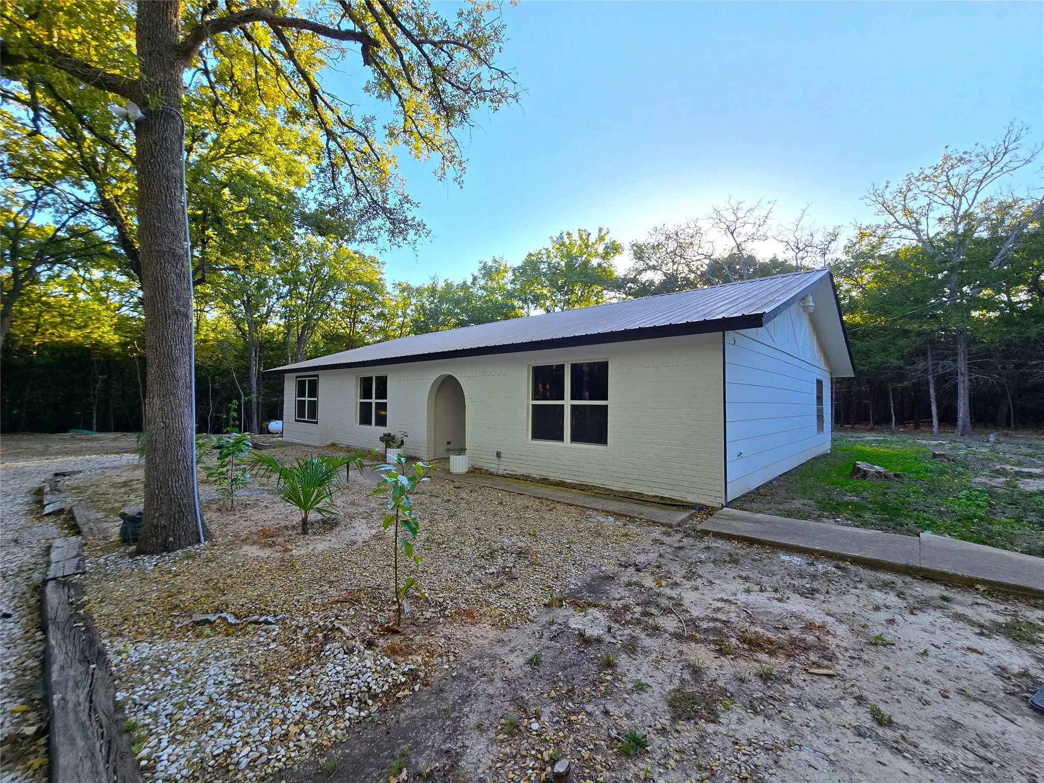 Single Family Residence For Sale in Hunt County , 10286 PRIVATE ROAD 2333, Quinlan, Texas 75474, 3 Bedrooms, 2 Bathrooms, Garage spaces, 1,410 Sqft, built in 1986, Price $320,000, mls#21276437, Real Estate Agent in Quinlan, Homes For Sale in Hunt county, Homes For Sale in Quinlan, Realtor in Quinlan Texas, Real Estate Brokerage Independent Realty Texas, Luminita Cordes Realtor