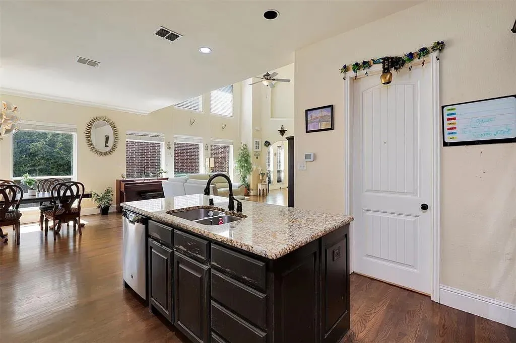 Single Family Residence For Sale in Dallas County , 7016 Nueces Drive, Irving, Texas 75039, 3 Bedrooms, 3 Bathrooms, 2 Garage spaces, 2,953 Sqft, built in 2013, Price $689,000, mls#21274262, Real Estate Agent in Irving, Homes For Sale in Dallas county, Homes For Sale in Irving, Realtor in Irving Texas, Real Estate Brokerage Independent Realty Texas, Luminita Cordes Realtor