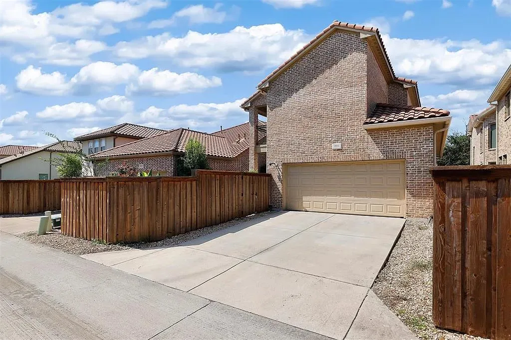 Single Family Residence For Sale in Dallas County , 7016 Nueces Drive, Irving, Texas 75039, 3 Bedrooms, 3 Bathrooms, 2 Garage spaces, 2,953 Sqft, built in 2013, Price $689,000, mls#21274262, Real Estate Agent in Irving, Homes For Sale in Dallas county, Homes For Sale in Irving, Realtor in Irving Texas, Real Estate Brokerage Independent Realty Texas, Luminita Cordes Realtor