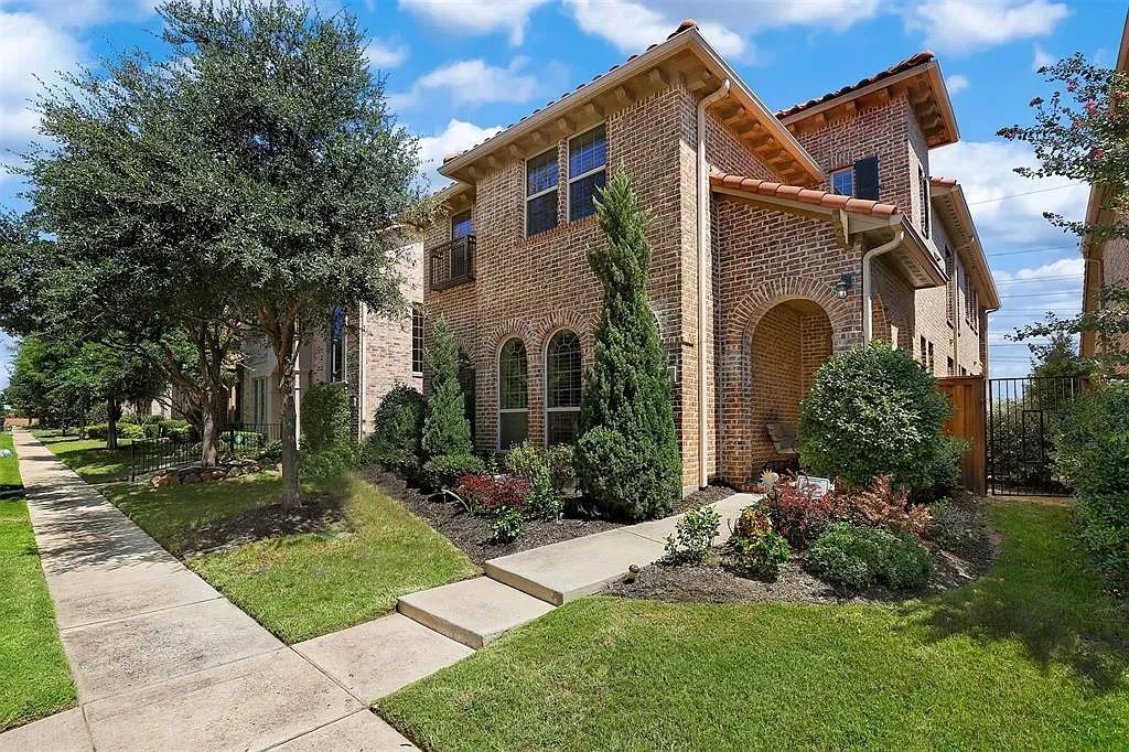Single Family Residence For Sale in Dallas County , 7016 Nueces Drive, Irving, Texas 75039, 3 Bedrooms, 3 Bathrooms, 2 Garage spaces, 2,953 Sqft, built in 2013, Price $689,000, mls#21274262, Real Estate Agent in Irving, Homes For Sale in Dallas county, Homes For Sale in Irving, Realtor in Irving Texas, Real Estate Brokerage Independent Realty Texas, Luminita Cordes Realtor