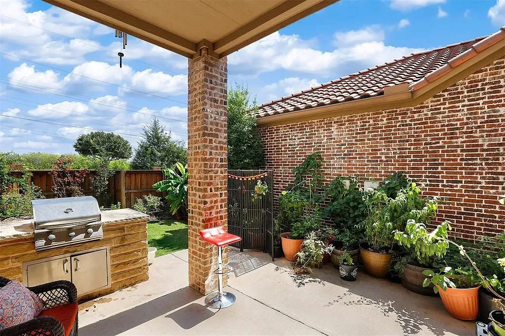 Single Family Residence For Sale in Dallas County , 7016 Nueces Drive, Irving, Texas 75039, 3 Bedrooms, 3 Bathrooms, 2 Garage spaces, 2,953 Sqft, built in 2013, Price $689,000, mls#21274262, Real Estate Agent in Irving, Homes For Sale in Dallas county, Homes For Sale in Irving, Realtor in Irving Texas, Real Estate Brokerage Independent Realty Texas, Luminita Cordes Realtor