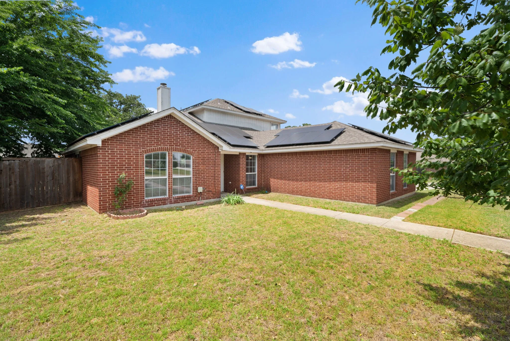 Single Family Residence For Sale in Tarrant County , 633 Madeline Court, Azle, Texas 76020, 4 Bedroom, 3 Bathroom, 2 Garage spaces, 1,981 Sqft, built in 2002, mls#21266962, Real Estate Agent in Azle, Homes For Sale in Tarrant county, Homes For Sale in Azle, Realtor in Azle Texas, Real Estate Brokerage Independent Realty Texas, Luminita Cordes Realtor
