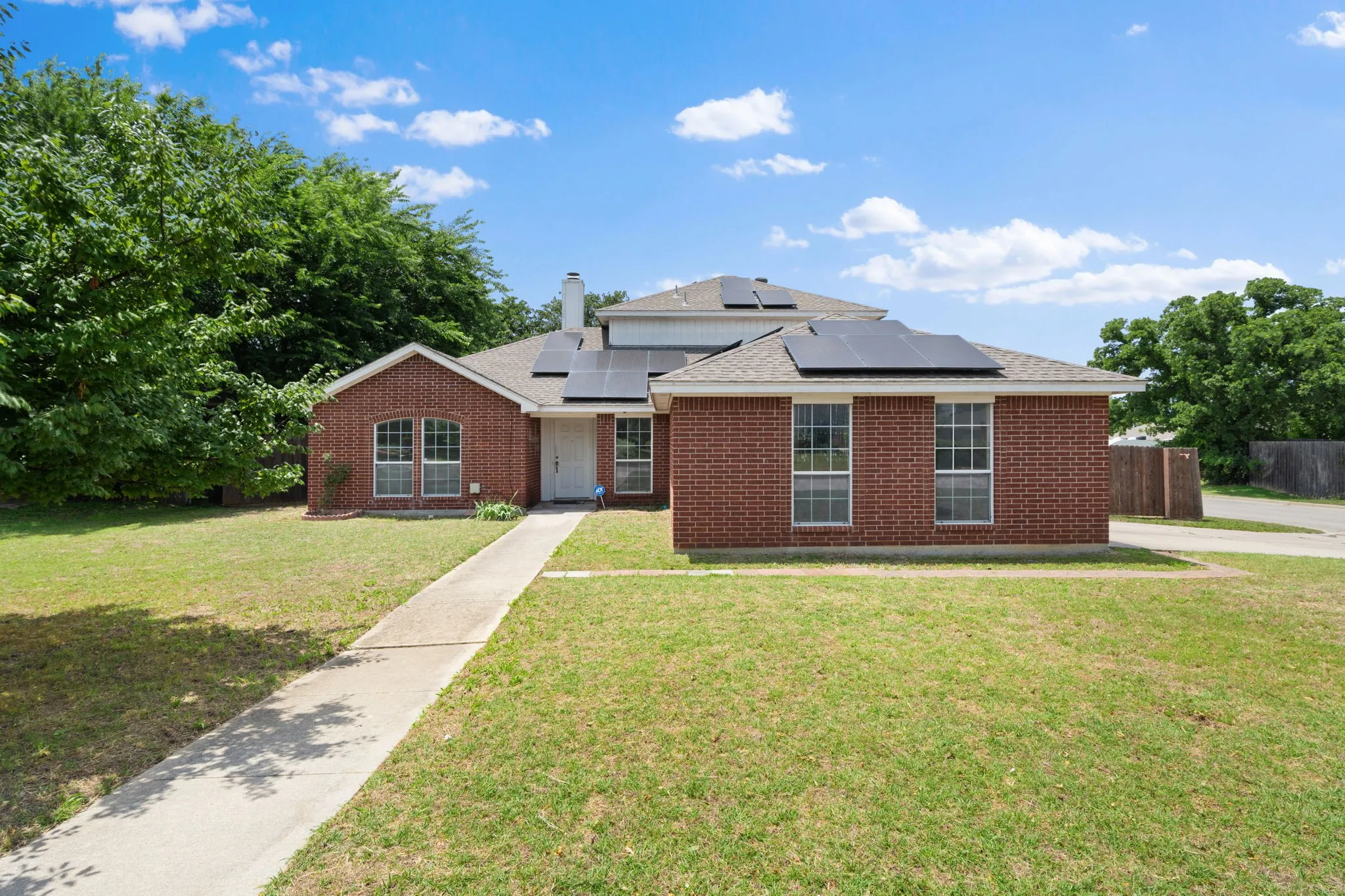 Single Family Residence For Sale in Tarrant County , 633 Madeline Court, Azle, Texas 76020, 4 Bedroom, 3 Bathroom, 2 Garage spaces, 1,981 Sqft, built in 2002, mls#21266962, Real Estate Agent in Azle, Homes For Sale in Tarrant county, Homes For Sale in Azle, Realtor in Azle Texas, Real Estate Brokerage Independent Realty Texas, Luminita Cordes Realtor
