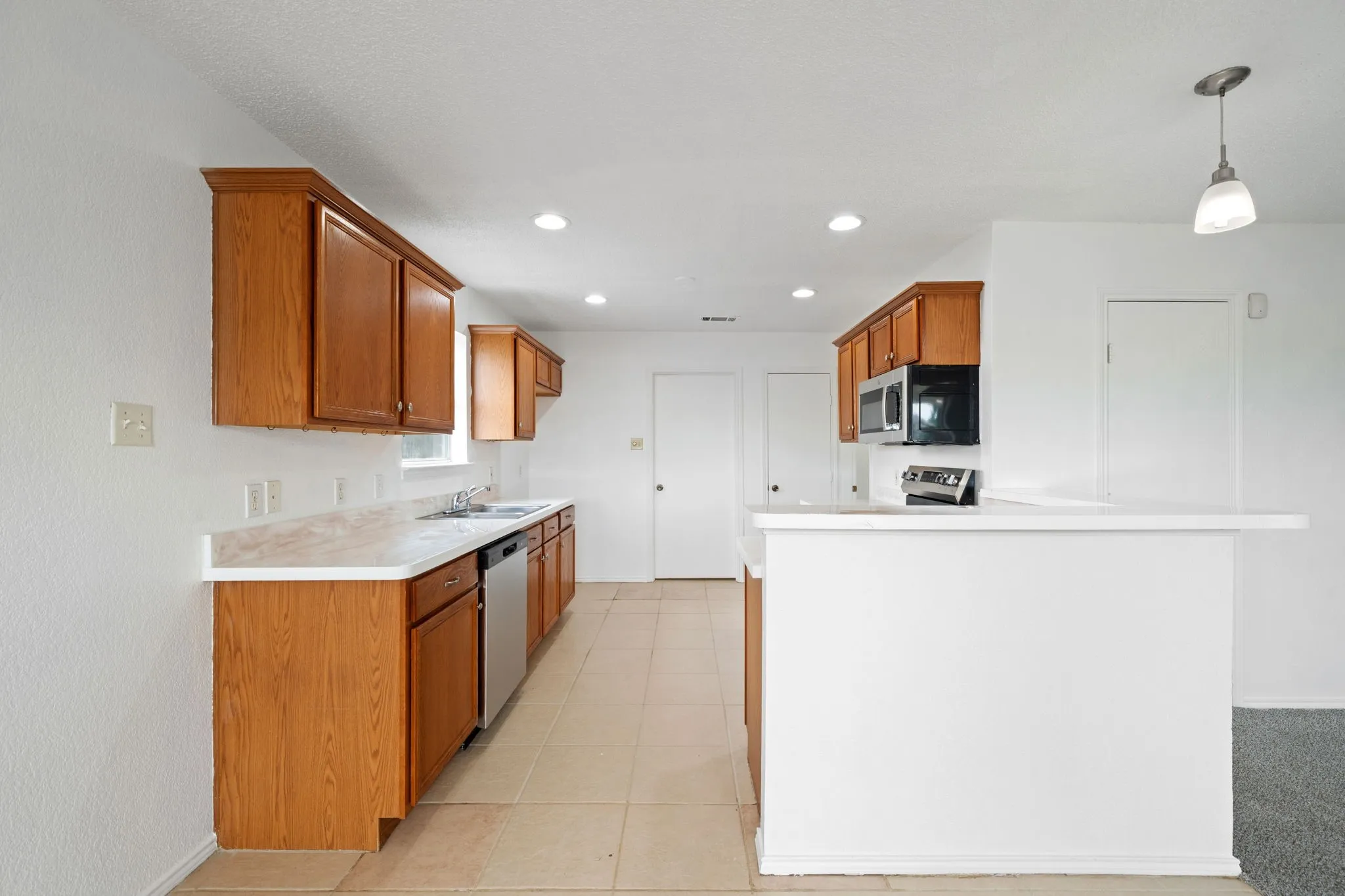 Single Family Residence For Sale in Tarrant County , 633 Madeline Court, Azle, Texas 76020, 4 Bedroom, 3 Bathroom, 2 Garage spaces, 1,981 Sqft, built in 2002, mls#21266962, Real Estate Agent in Azle, Homes For Sale in Tarrant county, Homes For Sale in Azle, Realtor in Azle Texas, Real Estate Brokerage Independent Realty Texas, Luminita Cordes Realtor