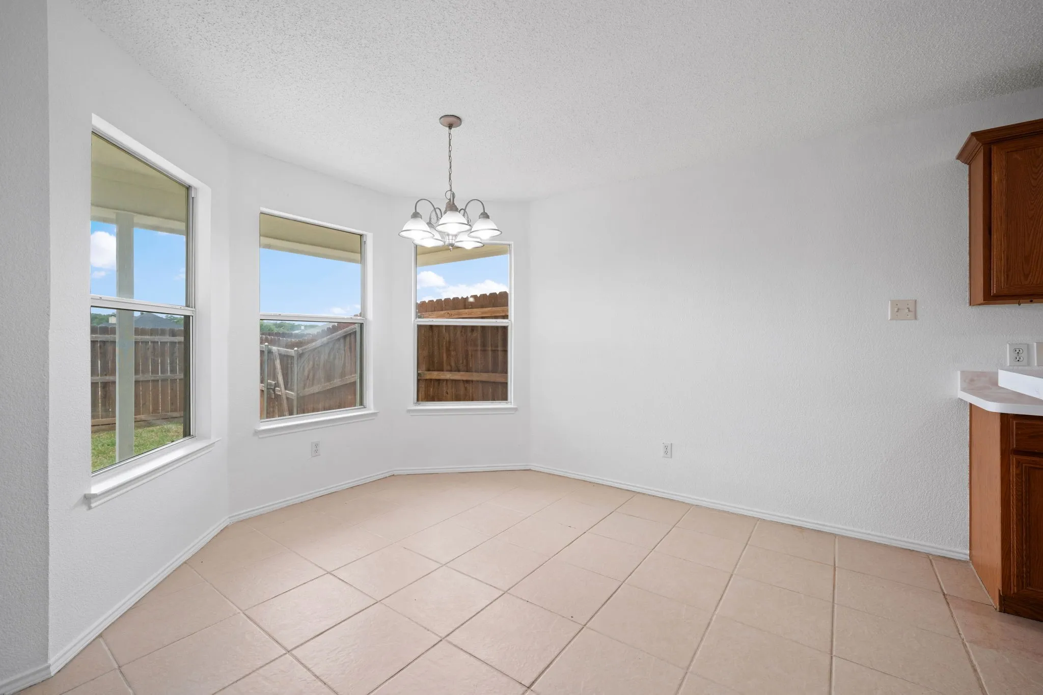 Single Family Residence For Sale in Tarrant County , 633 Madeline Court, Azle, Texas 76020, 4 Bedroom, 3 Bathroom, 2 Garage spaces, 1,981 Sqft, built in 2002, mls#21266962, Real Estate Agent in Azle, Homes For Sale in Tarrant county, Homes For Sale in Azle, Realtor in Azle Texas, Real Estate Brokerage Independent Realty Texas, Luminita Cordes Realtor