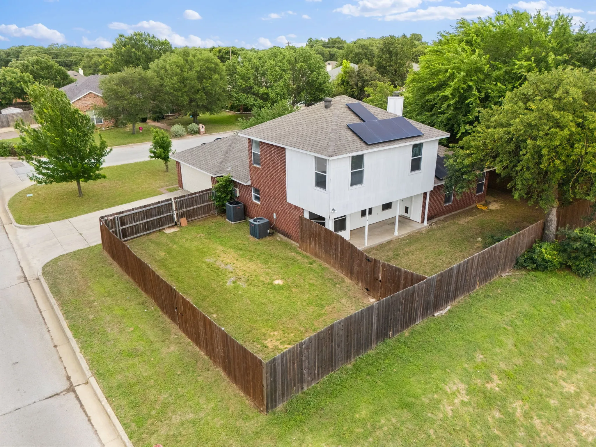 Single Family Residence For Sale in Tarrant County , 633 Madeline Court, Azle, Texas 76020, 4 Bedroom, 3 Bathroom, 2 Garage spaces, 1,981 Sqft, built in 2002, mls#21266962, Real Estate Agent in Azle, Homes For Sale in Tarrant county, Homes For Sale in Azle, Realtor in Azle Texas, Real Estate Brokerage Independent Realty Texas, Luminita Cordes Realtor