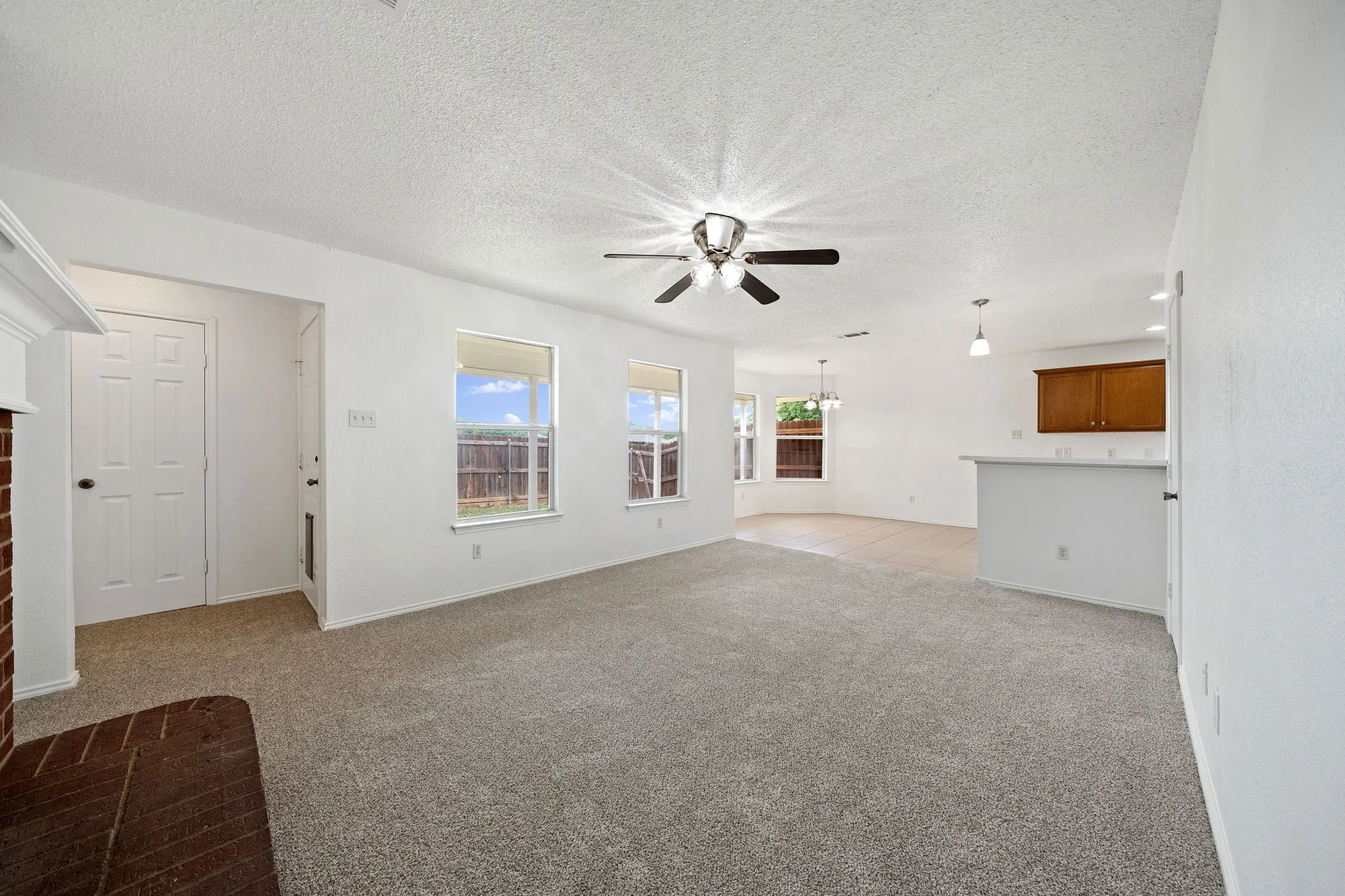 Single Family Residence For Sale in Tarrant County , 633 Madeline Court, Azle, Texas 76020, 4 Bedroom, 3 Bathroom, 2 Garage spaces, 1,981 Sqft, built in 2002, mls#21266962, Real Estate Agent in Azle, Homes For Sale in Tarrant county, Homes For Sale in Azle, Realtor in Azle Texas, Real Estate Brokerage Independent Realty Texas, Luminita Cordes Realtor