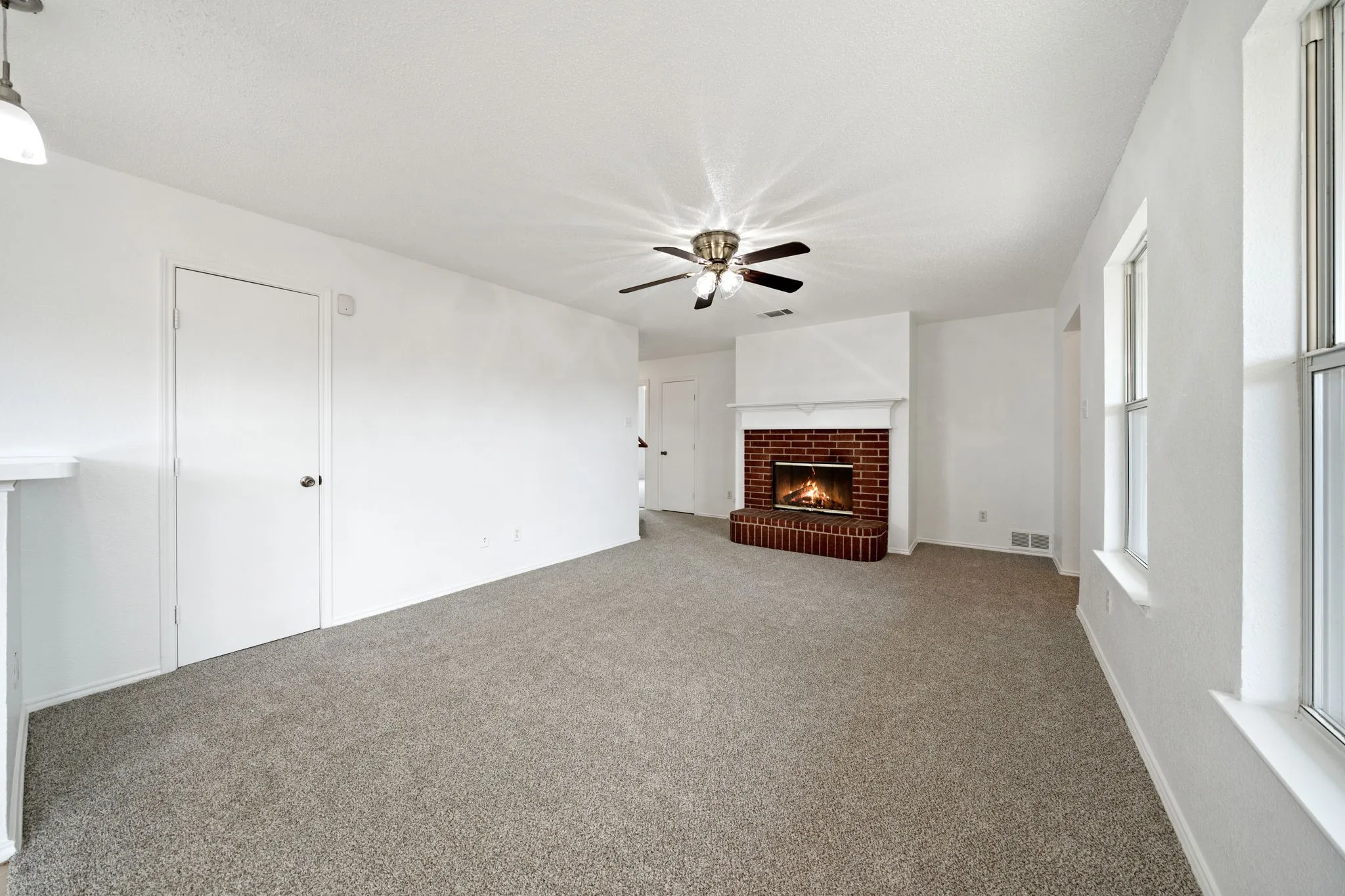 Single Family Residence For Sale in Tarrant County , 633 Madeline Court, Azle, Texas 76020, 4 Bedroom, 3 Bathroom, 2 Garage spaces, 1,981 Sqft, built in 2002, mls#21266962, Real Estate Agent in Azle, Homes For Sale in Tarrant county, Homes For Sale in Azle, Realtor in Azle Texas, Real Estate Brokerage Independent Realty Texas, Luminita Cordes Realtor