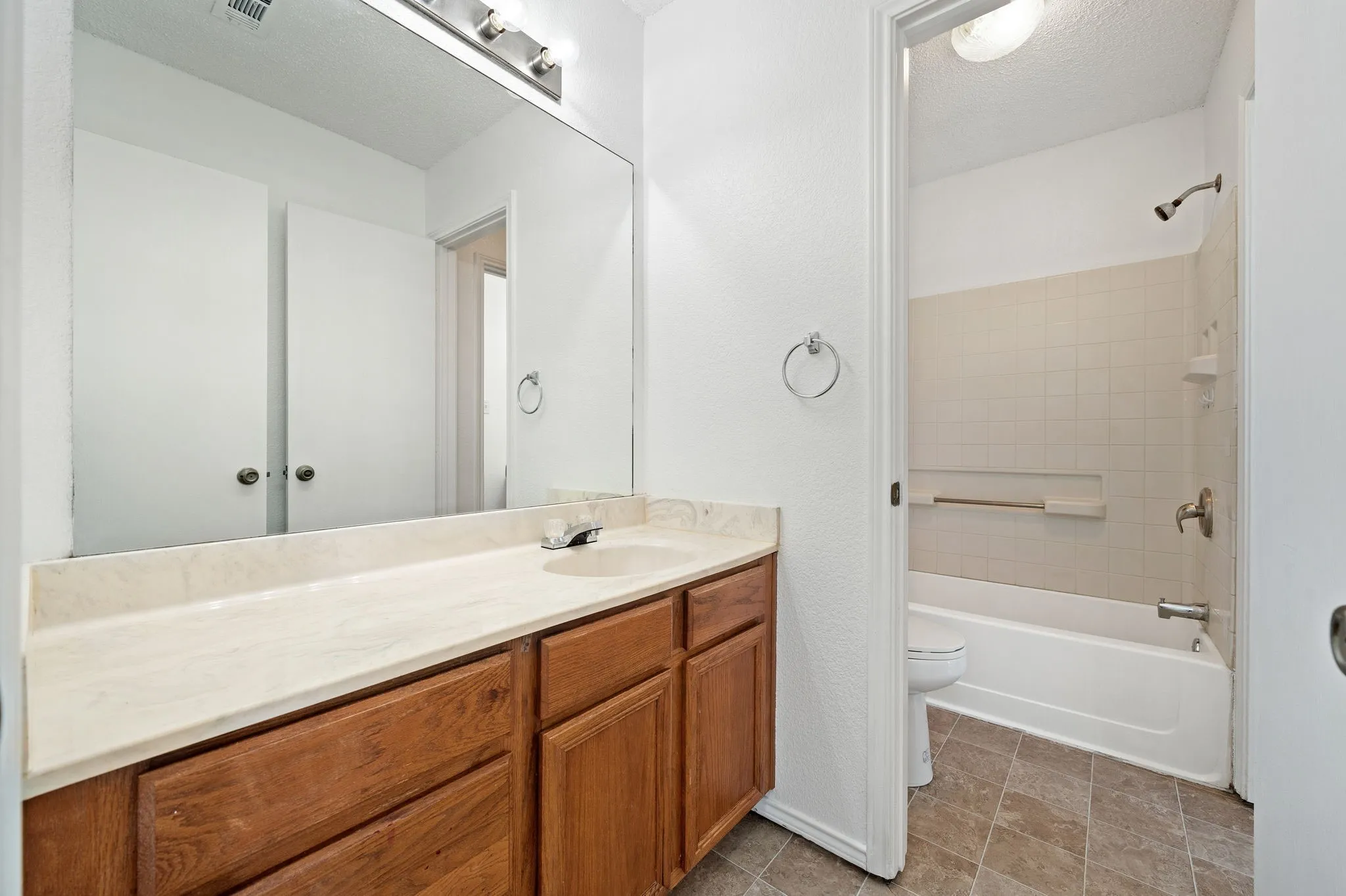 Single Family Residence For Sale in Tarrant County , 633 Madeline Court, Azle, Texas 76020, 4 Bedroom, 3 Bathroom, 2 Garage spaces, 1,981 Sqft, built in 2002, mls#21266962, Real Estate Agent in Azle, Homes For Sale in Tarrant county, Homes For Sale in Azle, Realtor in Azle Texas, Real Estate Brokerage Independent Realty Texas, Luminita Cordes Realtor
