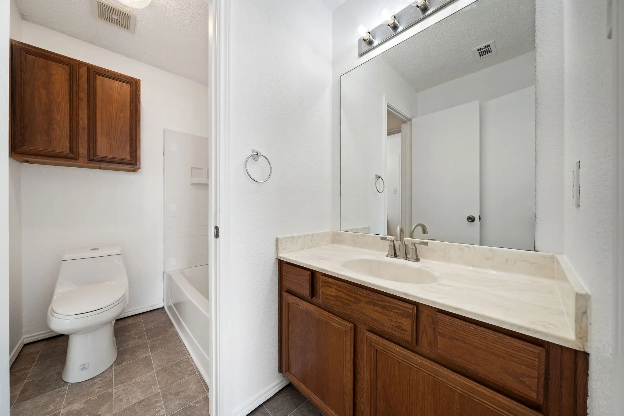 Single Family Residence For Sale in Tarrant County , 633 Madeline Court, Azle, Texas 76020, 4 Bedroom, 3 Bathroom, 2 Garage spaces, 1,981 Sqft, built in 2002, mls#21266962, Real Estate Agent in Azle, Homes For Sale in Tarrant county, Homes For Sale in Azle, Realtor in Azle Texas, Real Estate Brokerage Independent Realty Texas, Luminita Cordes Realtor