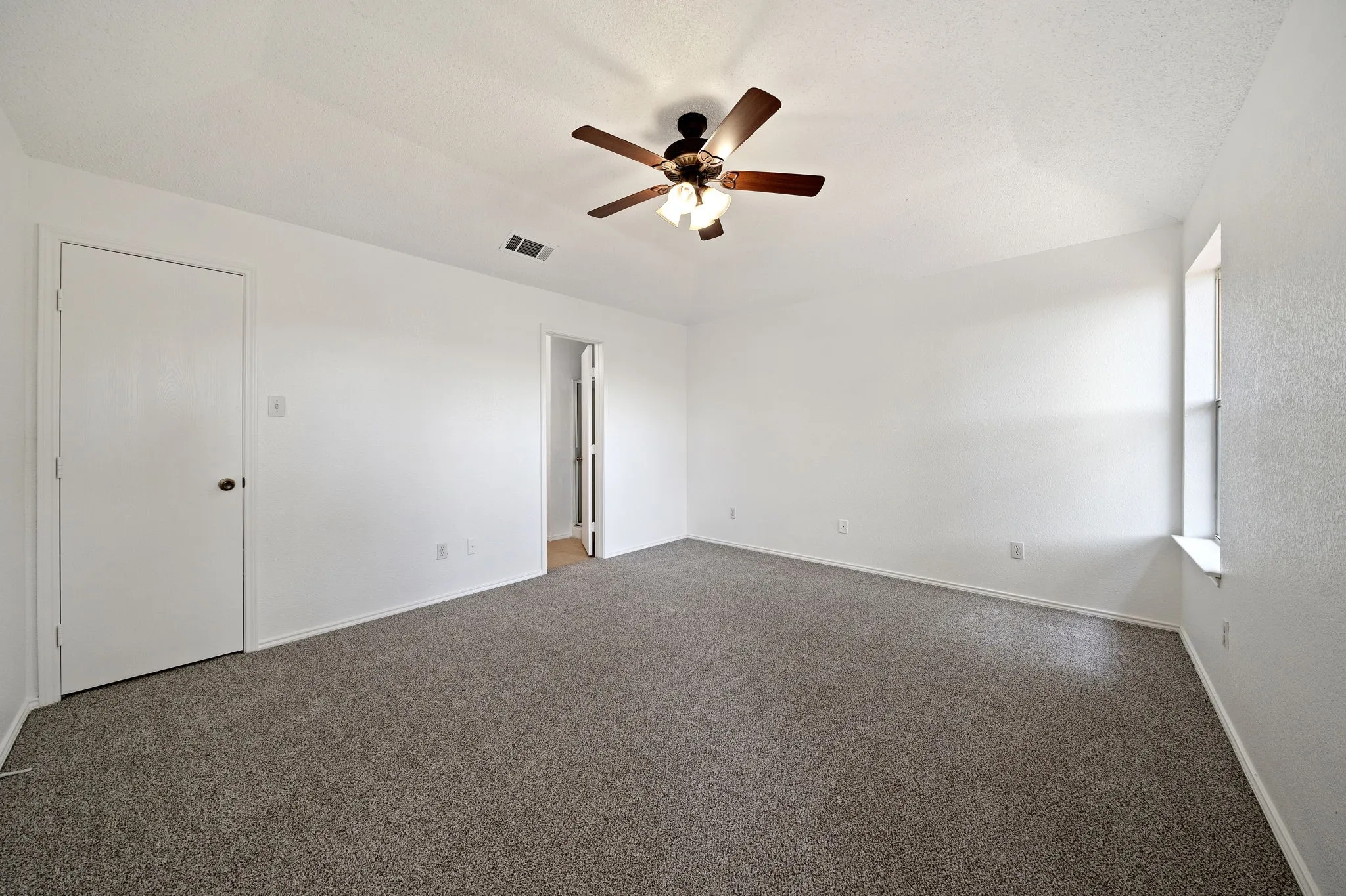 Single Family Residence For Sale in Tarrant County , 633 Madeline Court, Azle, Texas 76020, 4 Bedroom, 3 Bathroom, 2 Garage spaces, 1,981 Sqft, built in 2002, mls#21266962, Real Estate Agent in Azle, Homes For Sale in Tarrant county, Homes For Sale in Azle, Realtor in Azle Texas, Real Estate Brokerage Independent Realty Texas, Luminita Cordes Realtor