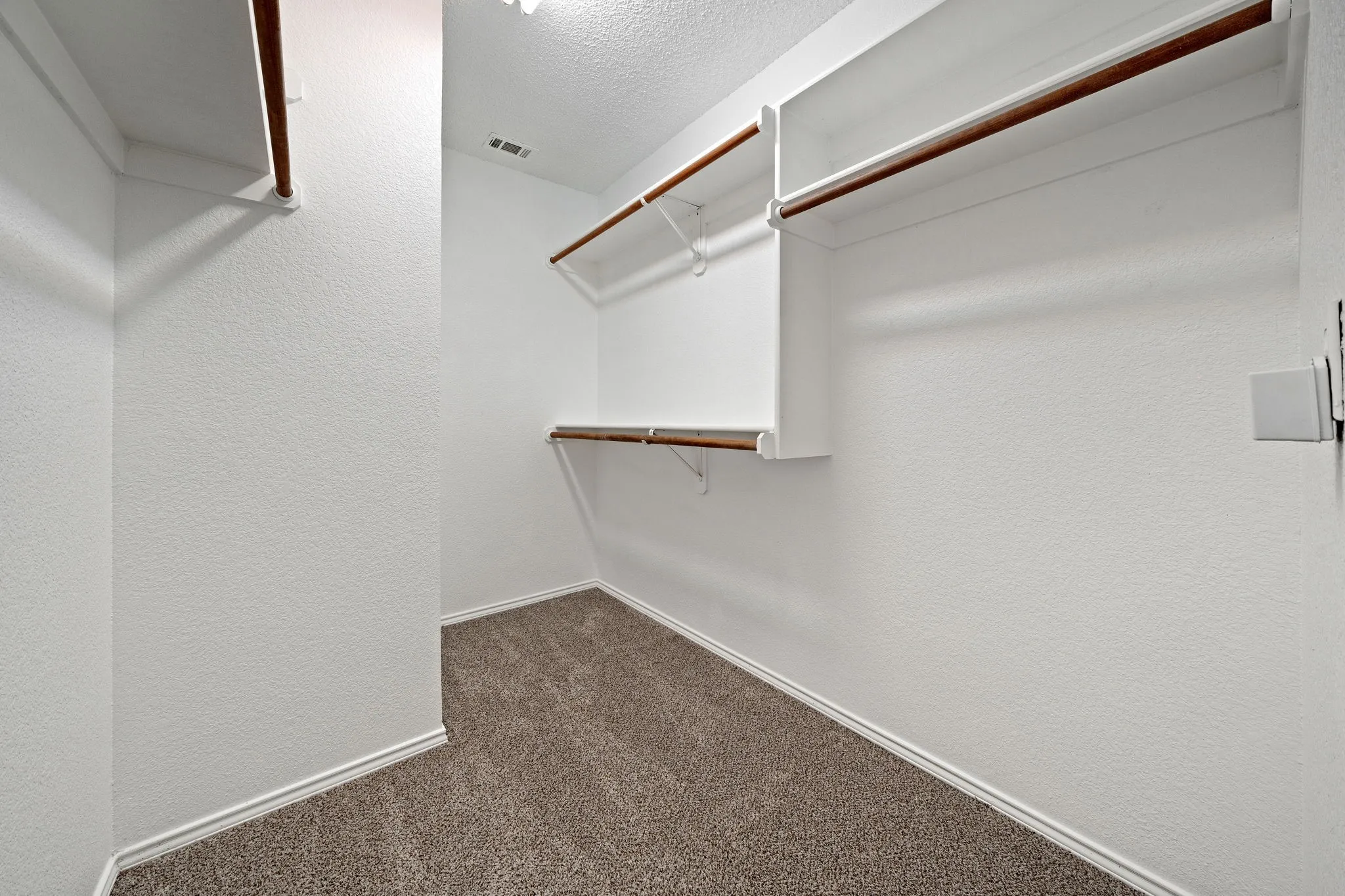 Single Family Residence For Sale in Tarrant County , 633 Madeline Court, Azle, Texas 76020, 4 Bedroom, 3 Bathroom, 2 Garage spaces, 1,981 Sqft, built in 2002, mls#21266962, Real Estate Agent in Azle, Homes For Sale in Tarrant county, Homes For Sale in Azle, Realtor in Azle Texas, Real Estate Brokerage Independent Realty Texas, Luminita Cordes Realtor