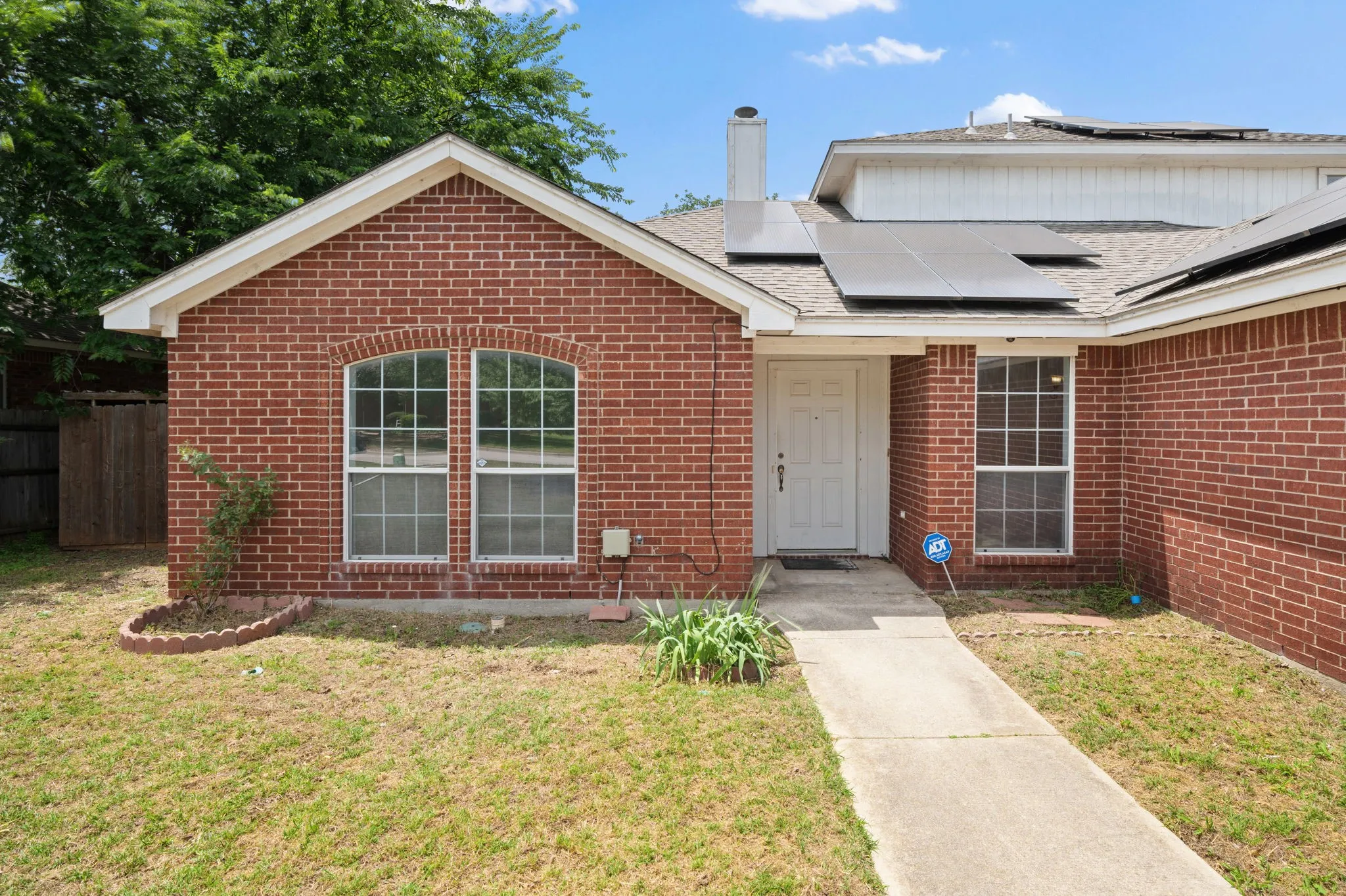 Single Family Residence For Sale in Tarrant County , 633 Madeline Court, Azle, Texas 76020, 4 Bedroom, 3 Bathroom, 2 Garage spaces, 1,981 Sqft, built in 2002, mls#21266962, Real Estate Agent in Azle, Homes For Sale in Tarrant county, Homes For Sale in Azle, Realtor in Azle Texas, Real Estate Brokerage Independent Realty Texas, Luminita Cordes Realtor
