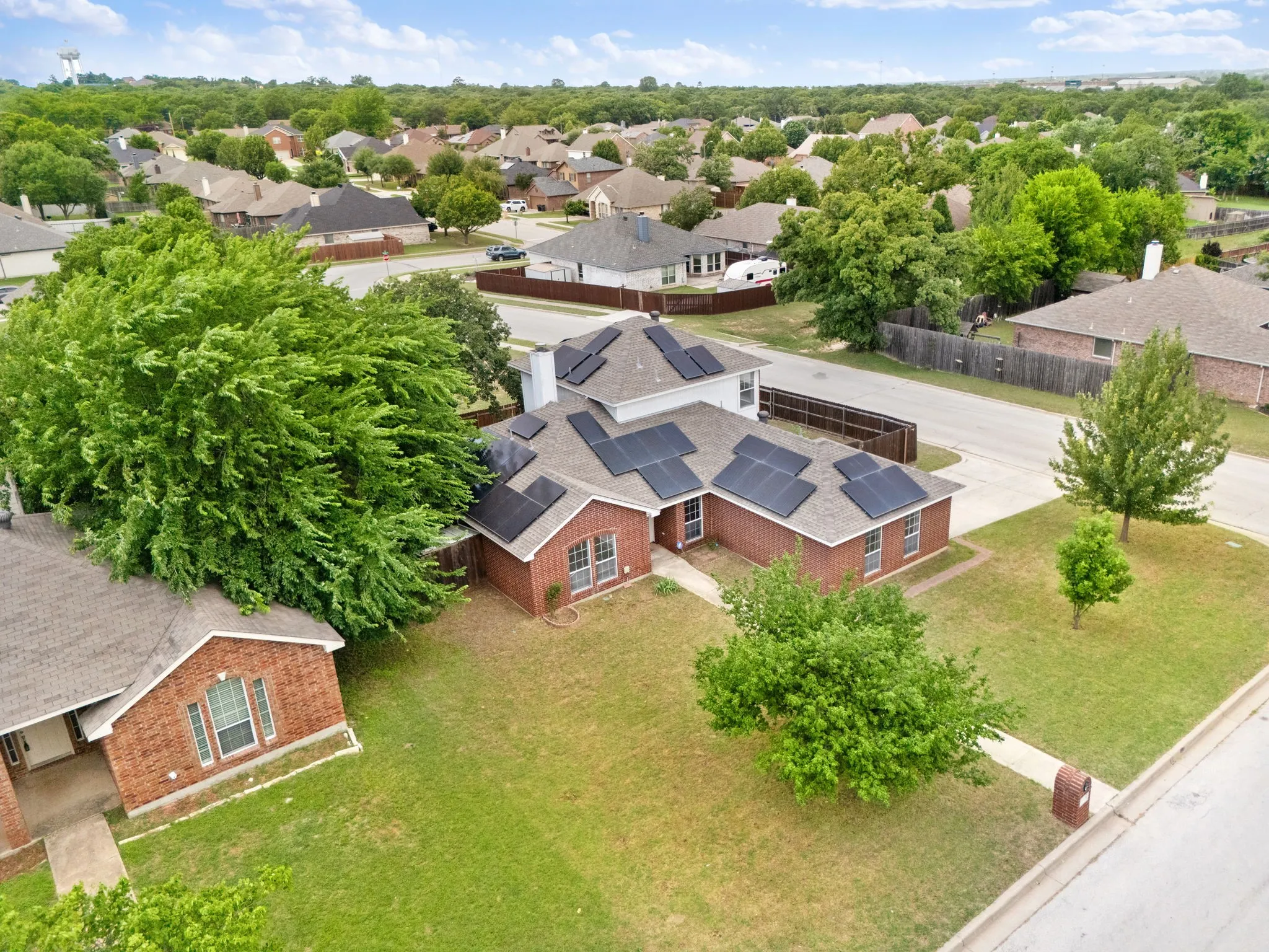 Single Family Residence For Sale in Tarrant County , 633 Madeline Court, Azle, Texas 76020, 4 Bedroom, 3 Bathroom, 2 Garage spaces, 1,981 Sqft, built in 2002, mls#21266962, Real Estate Agent in Azle, Homes For Sale in Tarrant county, Homes For Sale in Azle, Realtor in Azle Texas, Real Estate Brokerage Independent Realty Texas, Luminita Cordes Realtor