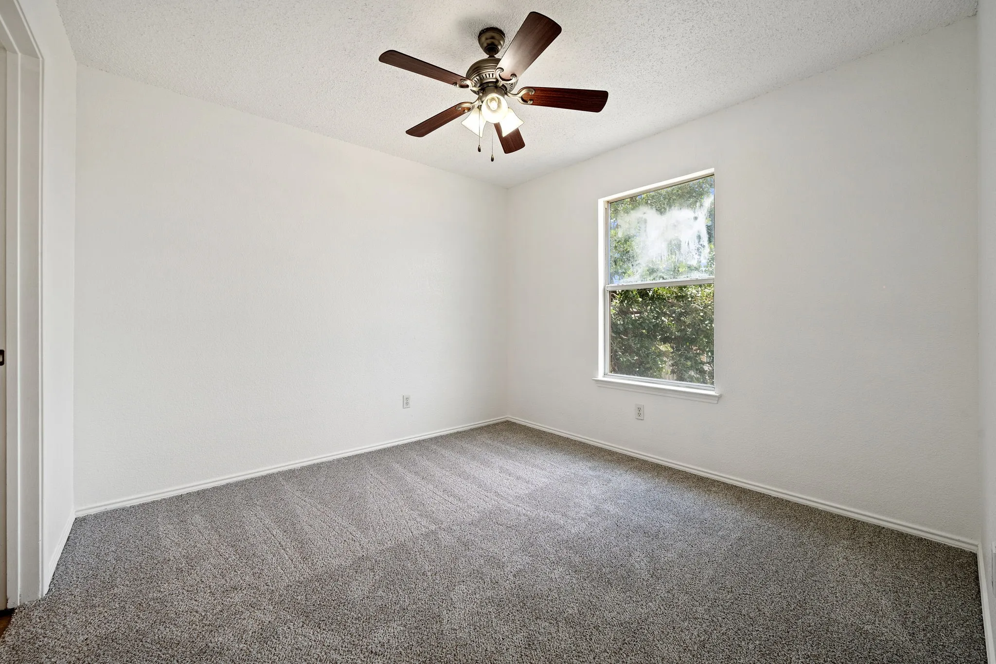 Single Family Residence For Sale in Tarrant County , 633 Madeline Court, Azle, Texas 76020, 4 Bedroom, 3 Bathroom, 2 Garage spaces, 1,981 Sqft, built in 2002, mls#21266962, Real Estate Agent in Azle, Homes For Sale in Tarrant county, Homes For Sale in Azle, Realtor in Azle Texas, Real Estate Brokerage Independent Realty Texas, Luminita Cordes Realtor