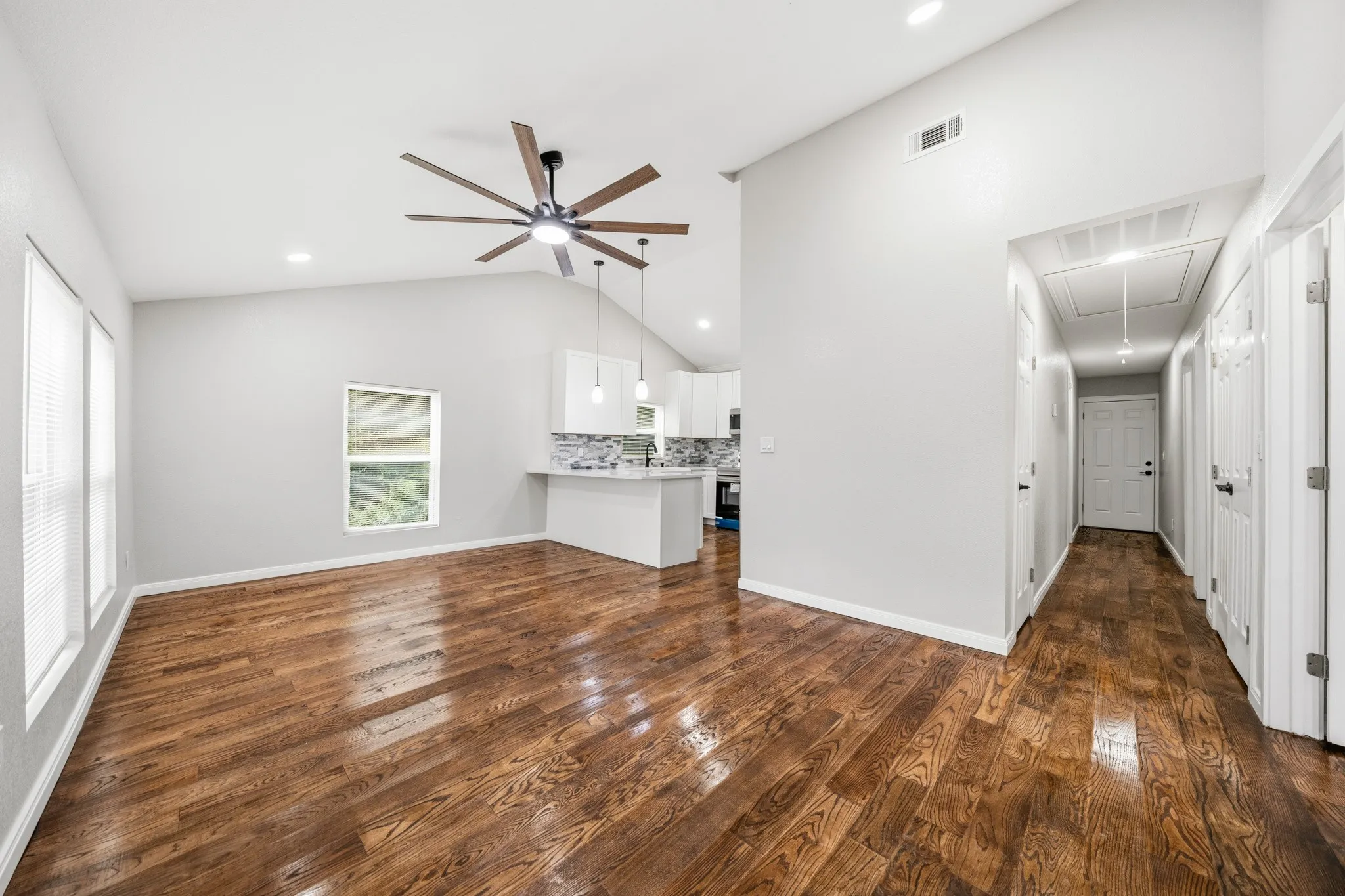 Single Family Residence For Sale in Mc Lennan County , 3313 S 3rd Street, Waco, Texas 76706, 3 Bedroom, 2 Bathroom, Garage spaces, 1,120 Sqft, built in 1945, mls#21275901, Real Estate Agent in Waco, Homes For Sale in Mc Lennan county, Homes For Sale in Waco, Realtor in Waco Texas, Real Estate Brokerage Independent Realty Texas, Luminita Cordes Realtor