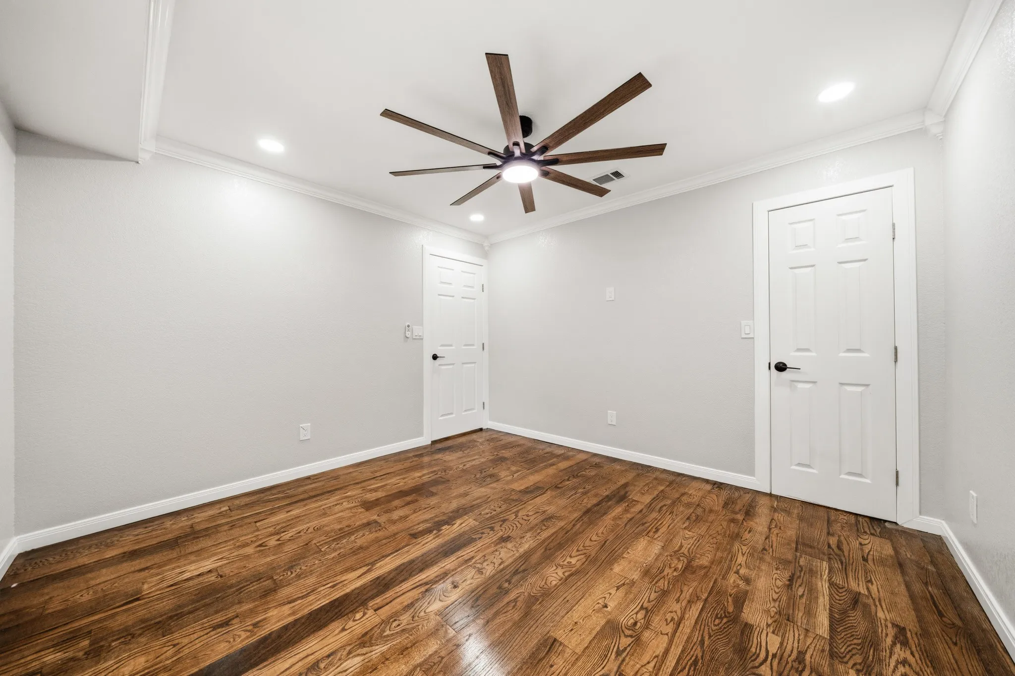 Single Family Residence For Sale in Mc Lennan County , 3313 S 3rd Street, Waco, Texas 76706, 3 Bedroom, 2 Bathroom, Garage spaces, 1,120 Sqft, built in 1945, mls#21275901, Real Estate Agent in Waco, Homes For Sale in Mc Lennan county, Homes For Sale in Waco, Realtor in Waco Texas, Real Estate Brokerage Independent Realty Texas, Luminita Cordes Realtor