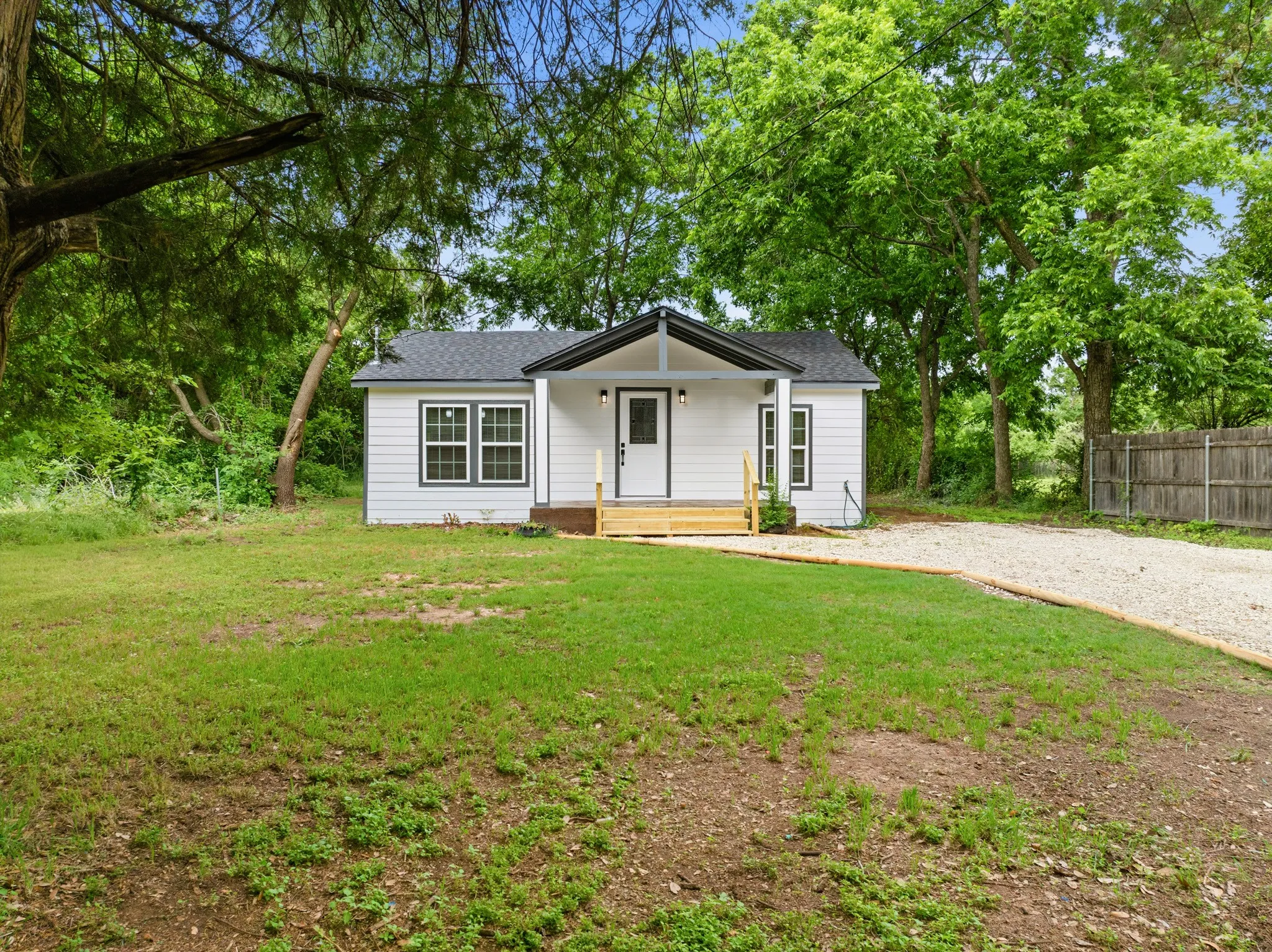 Single Family Residence For Sale in Mc Lennan County , 3313 S 3rd Street, Waco, Texas 76706, 3 Bedroom, 2 Bathroom, Garage spaces, 1,120 Sqft, built in 1945, mls#21275901, Real Estate Agent in Waco, Homes For Sale in Mc Lennan county, Homes For Sale in Waco, Realtor in Waco Texas, Real Estate Brokerage Independent Realty Texas, Luminita Cordes Realtor