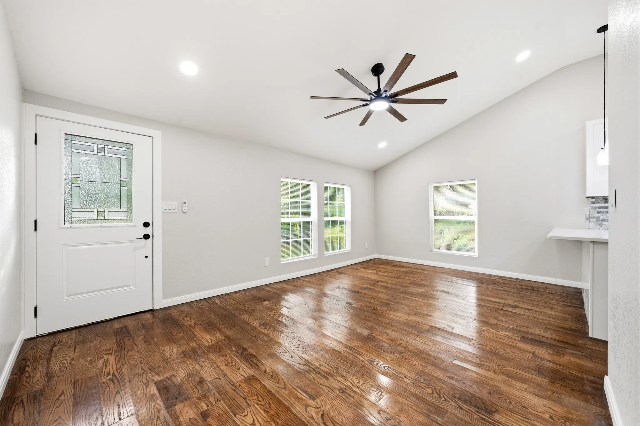 Single Family Residence For Sale in Mc Lennan County , 3313 S 3rd Street, Waco, Texas 76706, 3 Bedroom, 2 Bathroom, Garage spaces, 1,120 Sqft, built in 1945, mls#21275901, Real Estate Agent in Waco, Homes For Sale in Mc Lennan county, Homes For Sale in Waco, Realtor in Waco Texas, Real Estate Brokerage Independent Realty Texas, Luminita Cordes Realtor