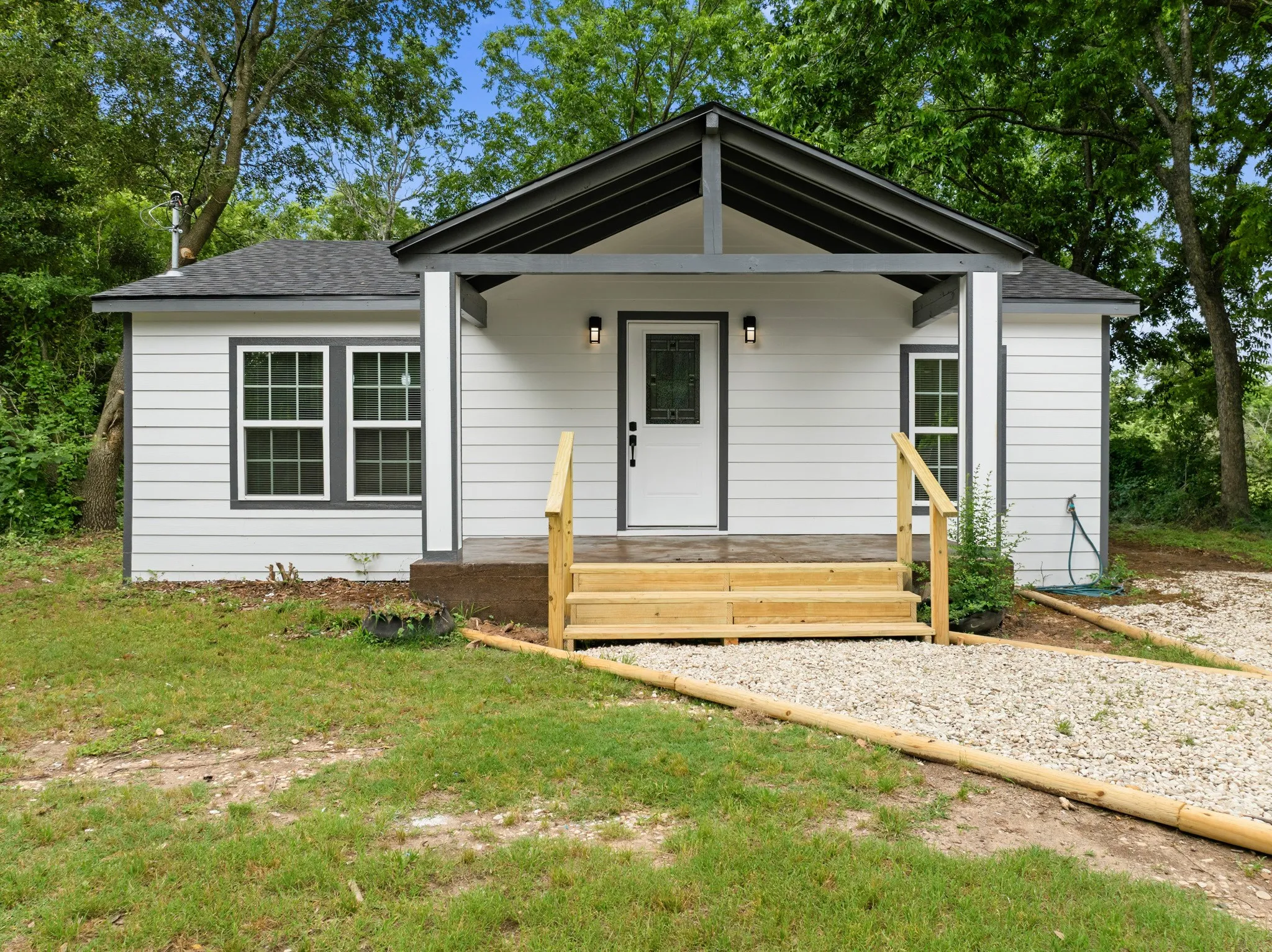 Single Family Residence For Sale in Mc Lennan County , 3313 S 3rd Street, Waco, Texas 76706, 3 Bedroom, 2 Bathroom, Garage spaces, 1,120 Sqft, built in 1945, mls#21275901, Real Estate Agent in Waco, Homes For Sale in Mc Lennan county, Homes For Sale in Waco, Realtor in Waco Texas, Real Estate Brokerage Independent Realty Texas, Luminita Cordes Realtor