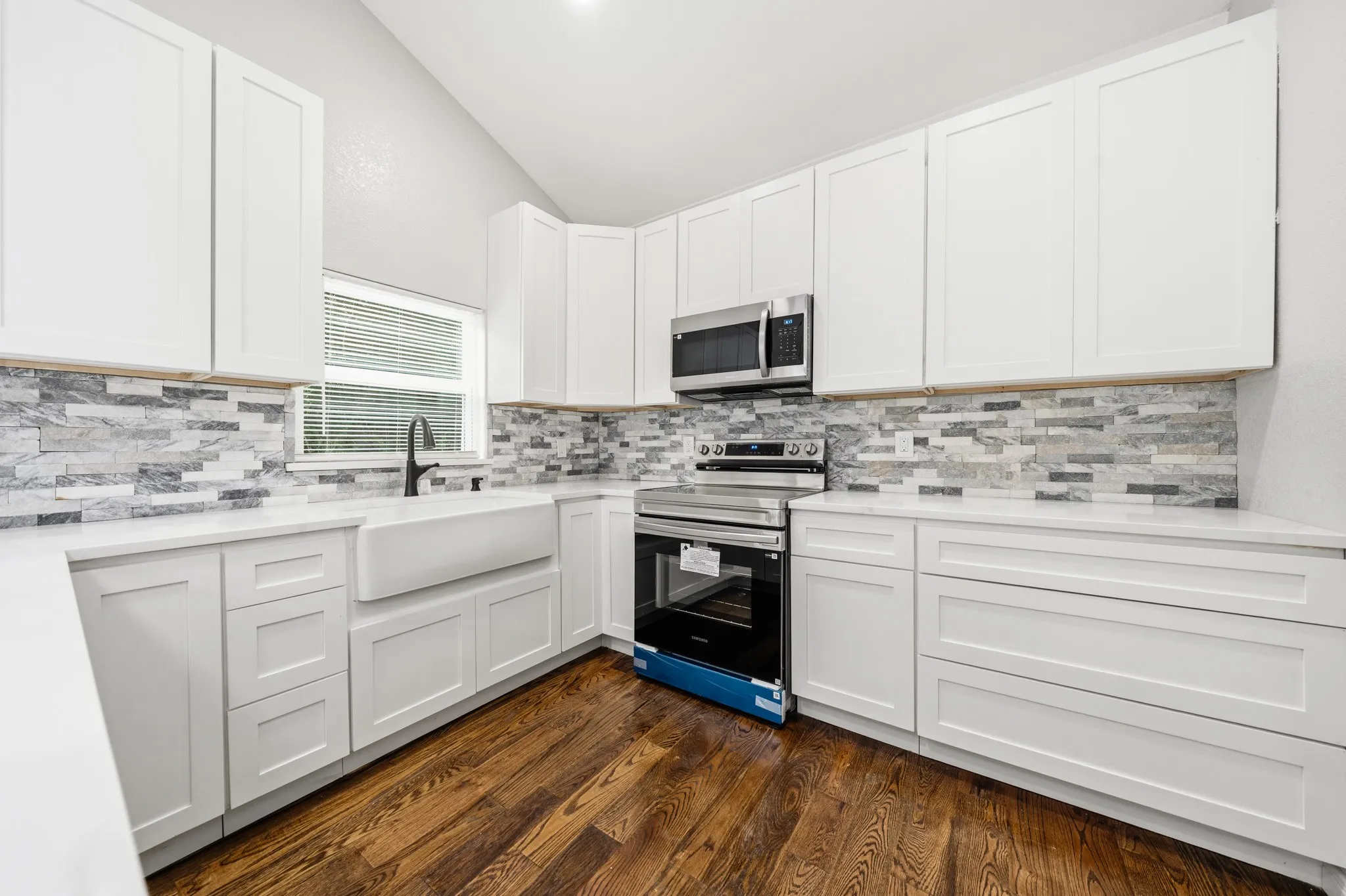 Single Family Residence For Sale in Mc Lennan County , 3313 S 3rd Street, Waco, Texas 76706, 3 Bedroom, 2 Bathroom, Garage spaces, 1,120 Sqft, built in 1945, mls#21275901, Real Estate Agent in Waco, Homes For Sale in Mc Lennan county, Homes For Sale in Waco, Realtor in Waco Texas, Real Estate Brokerage Independent Realty Texas, Luminita Cordes Realtor