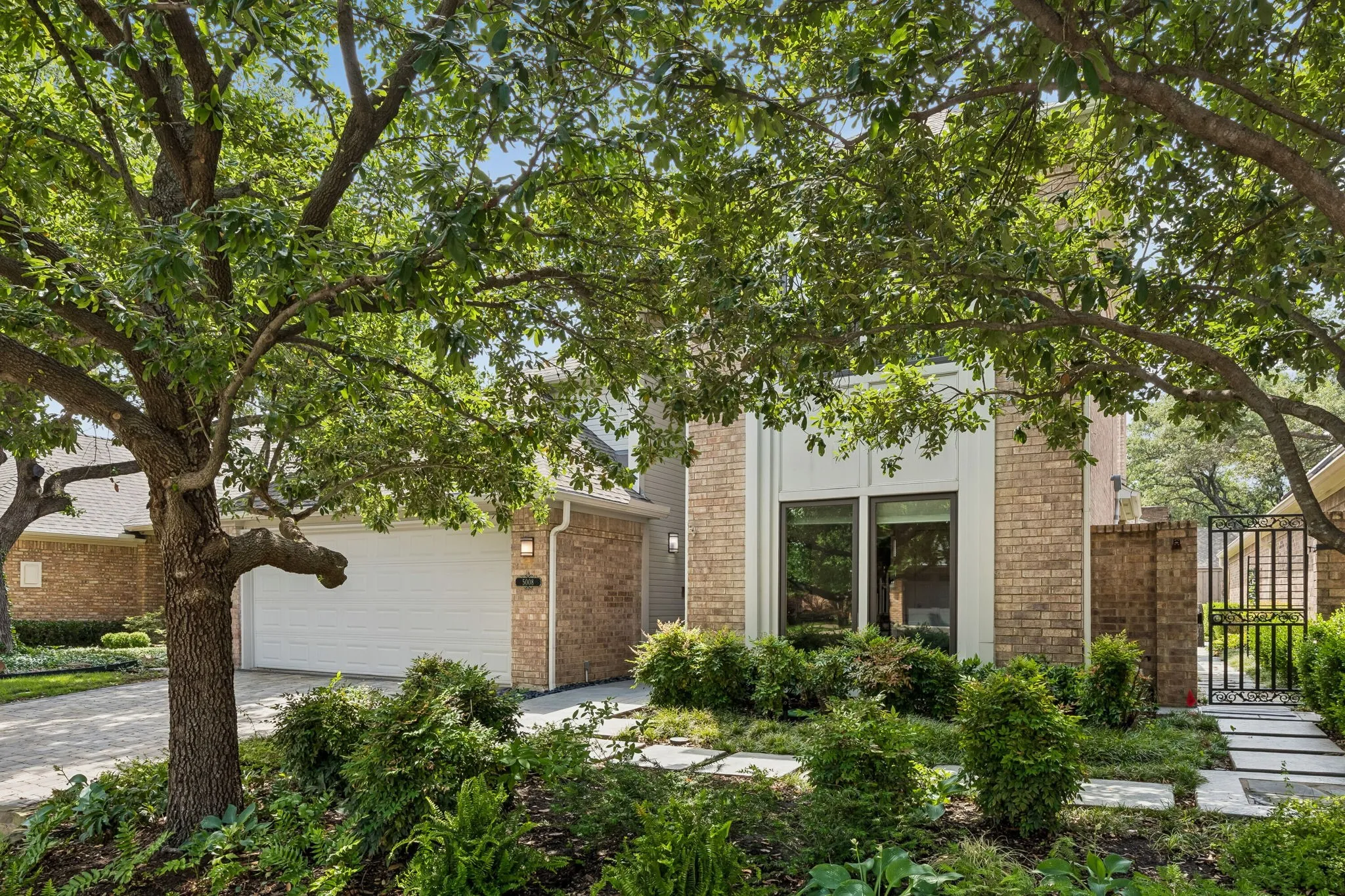 Single Family Residence For Sale in Dallas County , 5008 Briar Tree Drive, Dallas, Texas 75248, 3 Bedroom, 3 Bathroom, 2 Garage spaces, 2,916 Sqft, built in 1981, mls#21274357, Real Estate Agent in Dallas, Homes For Sale in Dallas county, Homes For Sale in Dallas, Realtor in Dallas Texas, Real Estate Brokerage Independent Realty Texas, Luminita Cordes Realtor