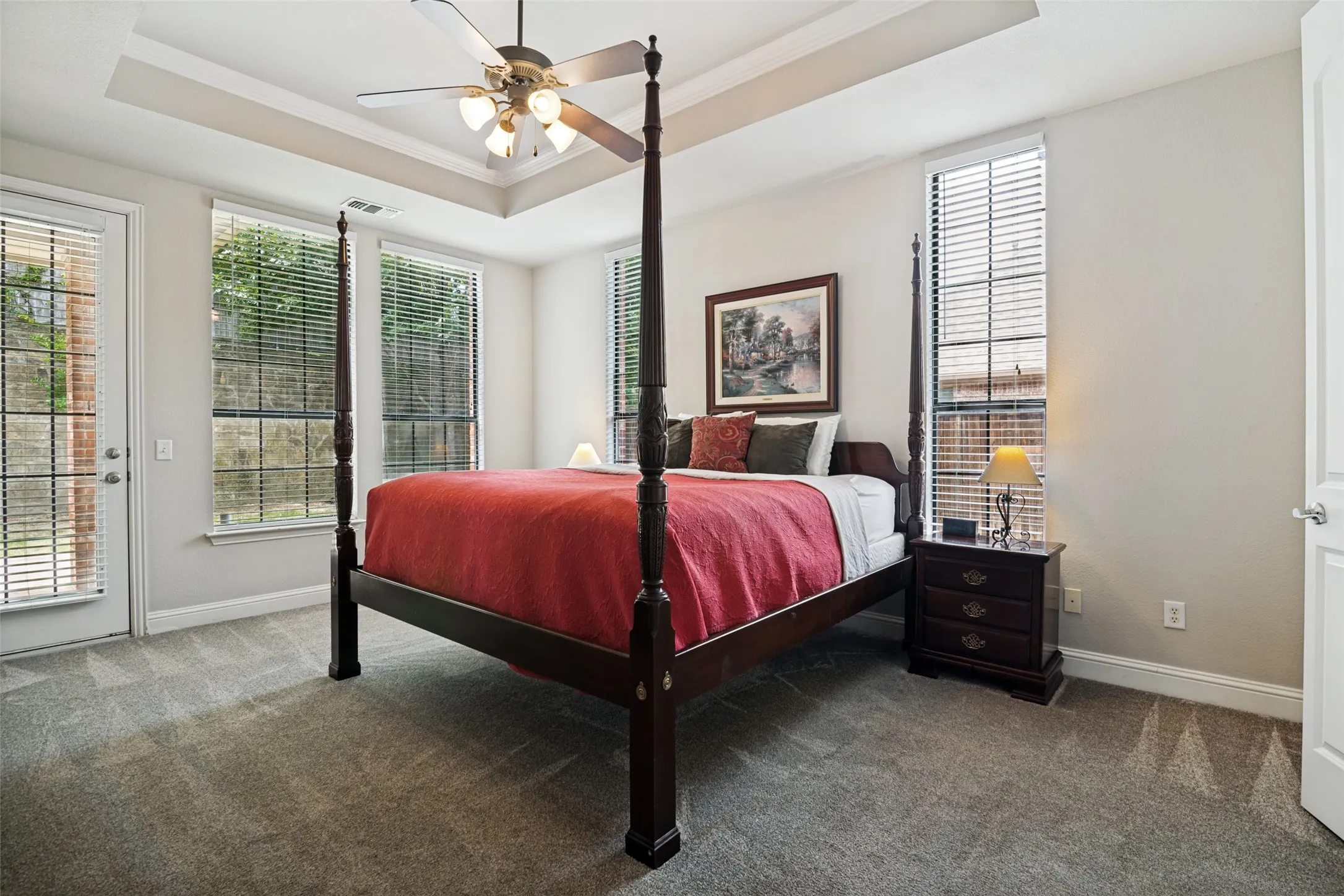 Recessed ceiling with an integrated ceiling fan