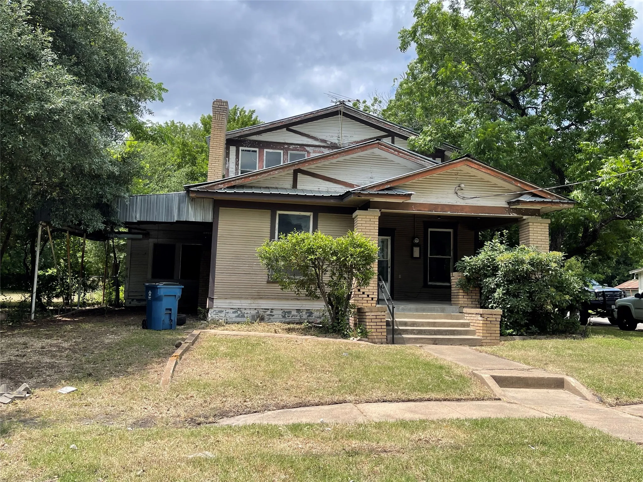 Single Family Residence For Sale in Navarro County , 1430 W 1st Avenue, Corsicana, Texas 75110, 3 Bedroom, 2 Bathroom, Garage spaces, 2,367 Sqft, built in 1915, mls#21276474, Real Estate Agent in Corsicana, Homes For Sale in Navarro county, Homes For Sale in Corsicana, Realtor in Corsicana Texas, Real Estate Brokerage Independent Realty Texas, Luminita Cordes Realtor