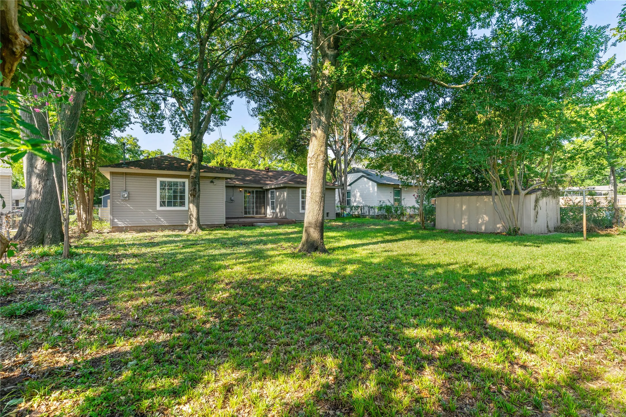 Single Family Residence For Sale in Tarrant County , 1309 Marydale Drive, Arlington, Texas 76013, 3 Bedroom, 2 Bathroom, 1 Garage spaces, 1,750 Sqft, built in 1952, mls#21275994, Real Estate Agent in Arlington, Homes For Sale in Tarrant county, Homes For Sale in Arlington, Realtor in Arlington Texas, Real Estate Brokerage Independent Realty Texas, Luminita Cordes Realtor