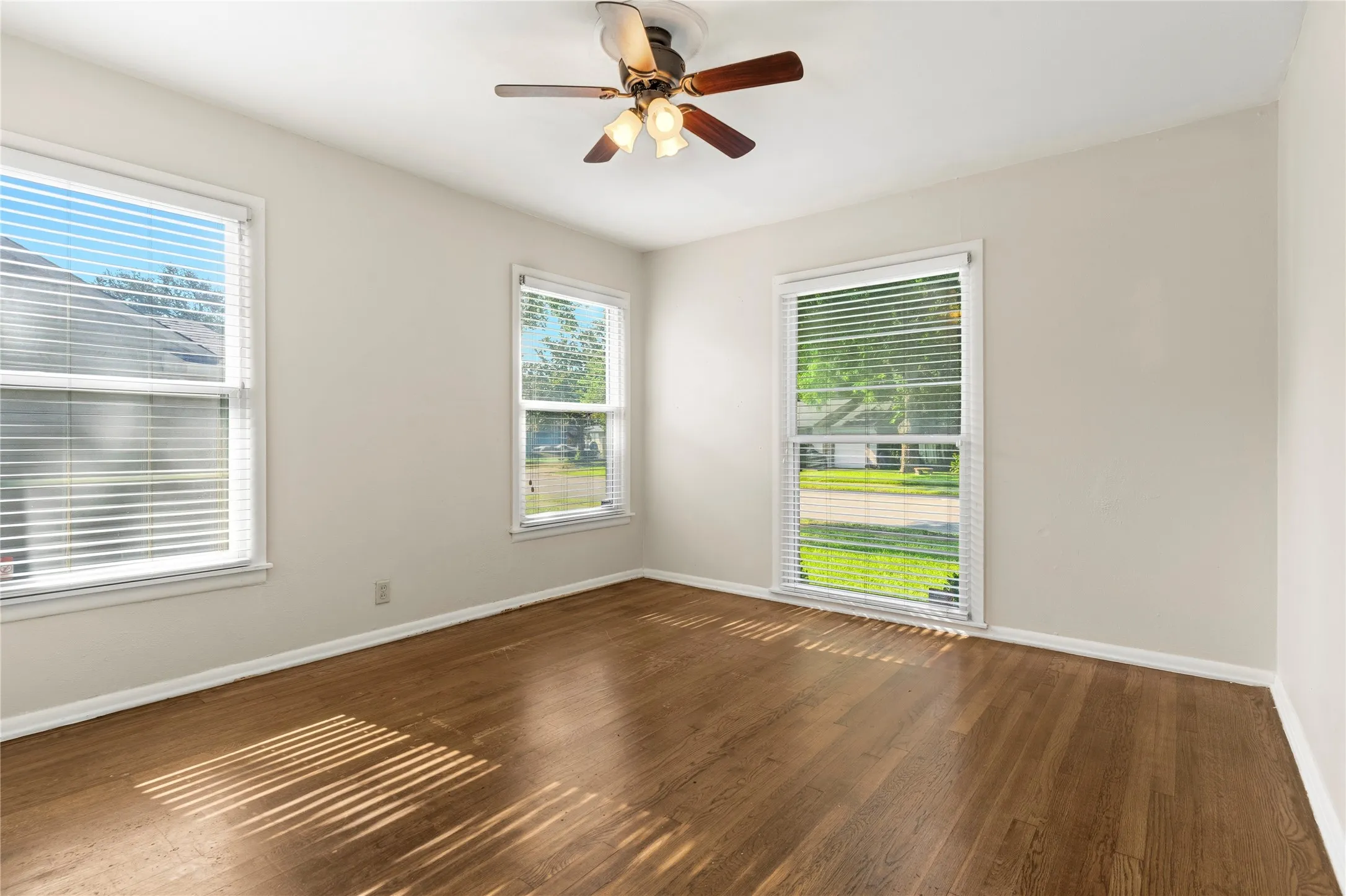 Single Family Residence For Sale in Tarrant County , 1309 Marydale Drive, Arlington, Texas 76013, 3 Bedroom, 2 Bathroom, 1 Garage spaces, 1,750 Sqft, built in 1952, mls#21275994, Real Estate Agent in Arlington, Homes For Sale in Tarrant county, Homes For Sale in Arlington, Realtor in Arlington Texas, Real Estate Brokerage Independent Realty Texas, Luminita Cordes Realtor