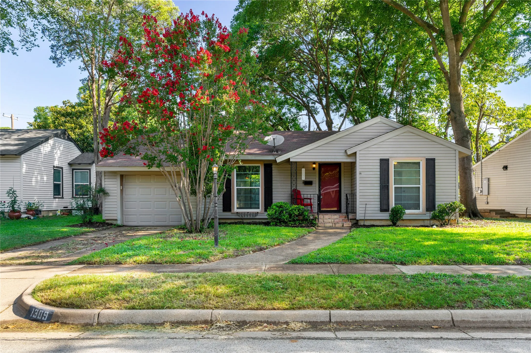 Single Family Residence For Sale in Tarrant County , 1309 Marydale Drive, Arlington, Texas 76013, 3 Bedroom, 2 Bathroom, 1 Garage spaces, 1,750 Sqft, built in 1952, mls#21275994, Real Estate Agent in Arlington, Homes For Sale in Tarrant county, Homes For Sale in Arlington, Realtor in Arlington Texas, Real Estate Brokerage Independent Realty Texas, Luminita Cordes Realtor