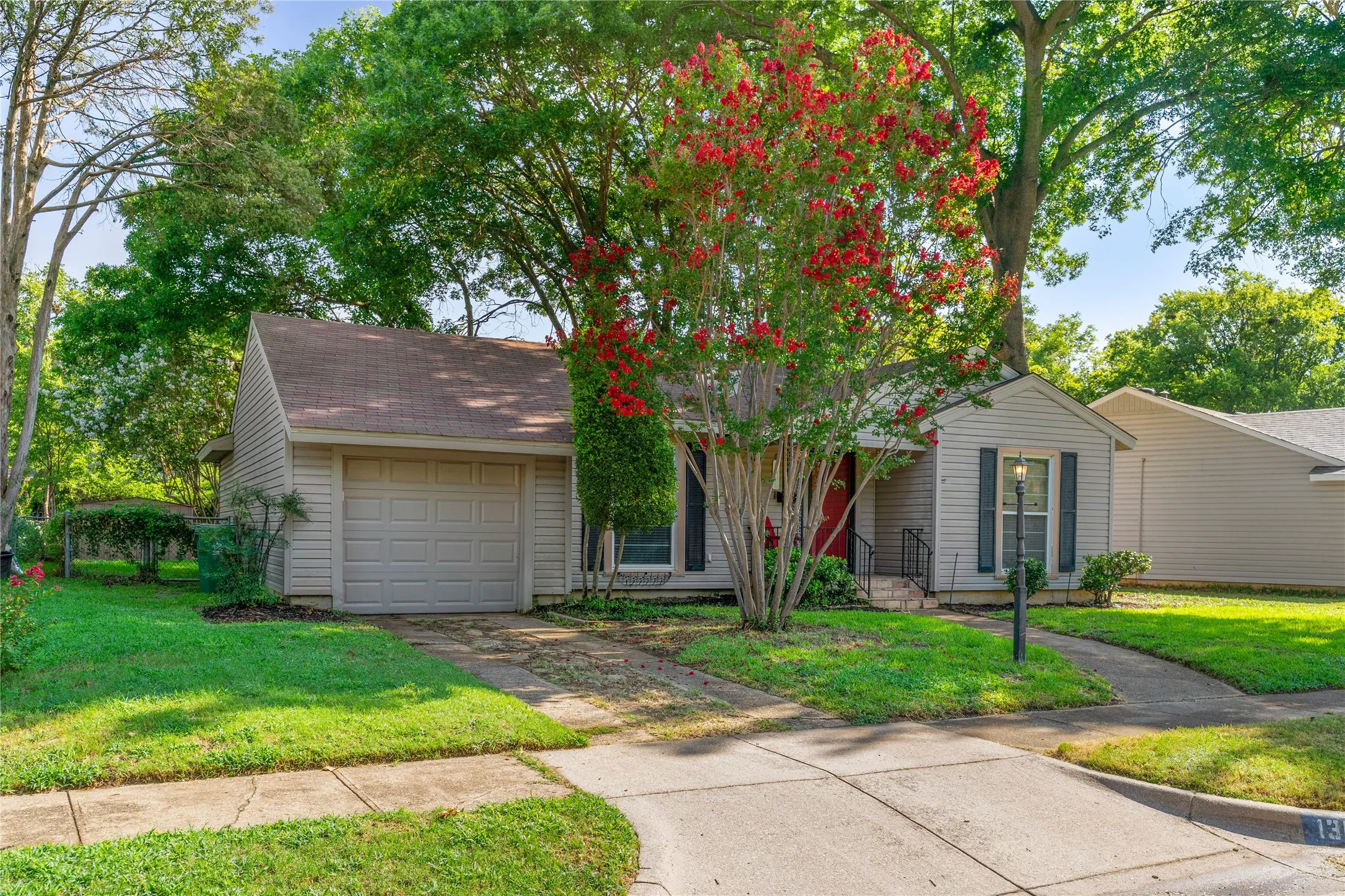 Single Family Residence For Sale in Tarrant County , 1309 Marydale Drive, Arlington, Texas 76013, 3 Bedroom, 2 Bathroom, 1 Garage spaces, 1,750 Sqft, built in 1952, mls#21275994, Real Estate Agent in Arlington, Homes For Sale in Tarrant county, Homes For Sale in Arlington, Realtor in Arlington Texas, Real Estate Brokerage Independent Realty Texas, Luminita Cordes Realtor