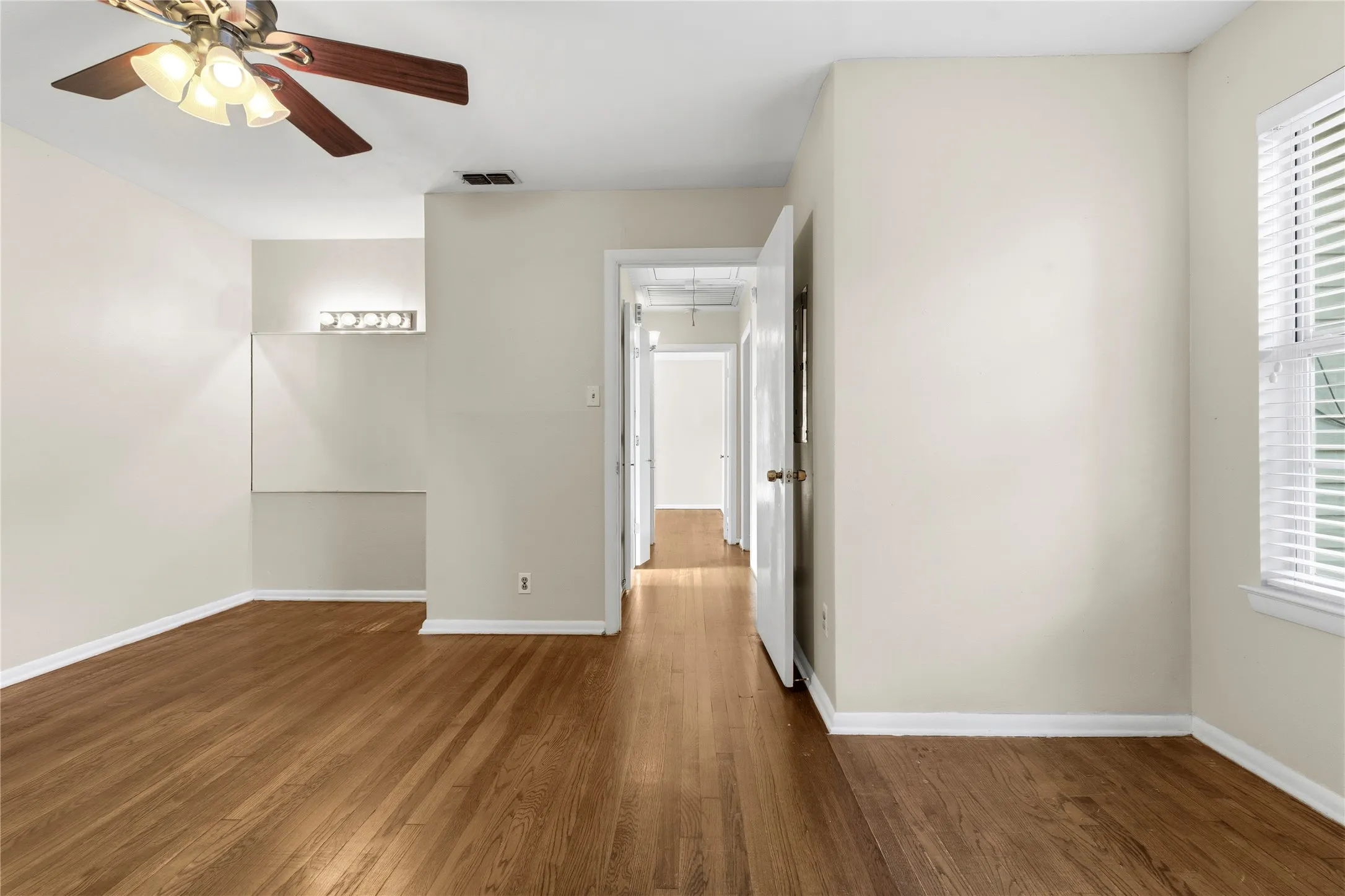 Single Family Residence For Sale in Tarrant County , 1309 Marydale Drive, Arlington, Texas 76013, 3 Bedroom, 2 Bathroom, 1 Garage spaces, 1,750 Sqft, built in 1952, mls#21275994, Real Estate Agent in Arlington, Homes For Sale in Tarrant county, Homes For Sale in Arlington, Realtor in Arlington Texas, Real Estate Brokerage Independent Realty Texas, Luminita Cordes Realtor