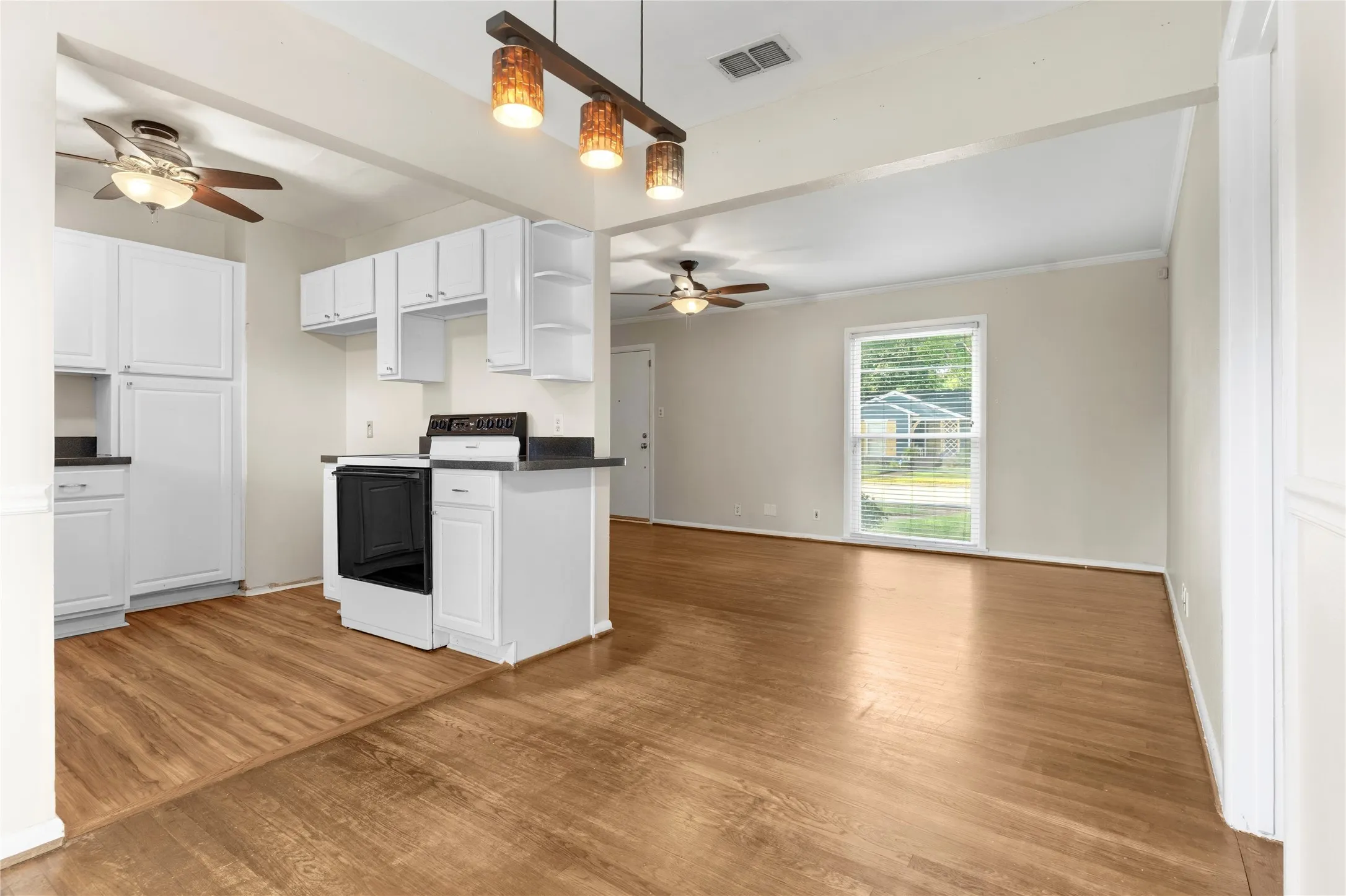 Single Family Residence For Sale in Tarrant County , 1309 Marydale Drive, Arlington, Texas 76013, 3 Bedroom, 2 Bathroom, 1 Garage spaces, 1,750 Sqft, built in 1952, mls#21275994, Real Estate Agent in Arlington, Homes For Sale in Tarrant county, Homes For Sale in Arlington, Realtor in Arlington Texas, Real Estate Brokerage Independent Realty Texas, Luminita Cordes Realtor