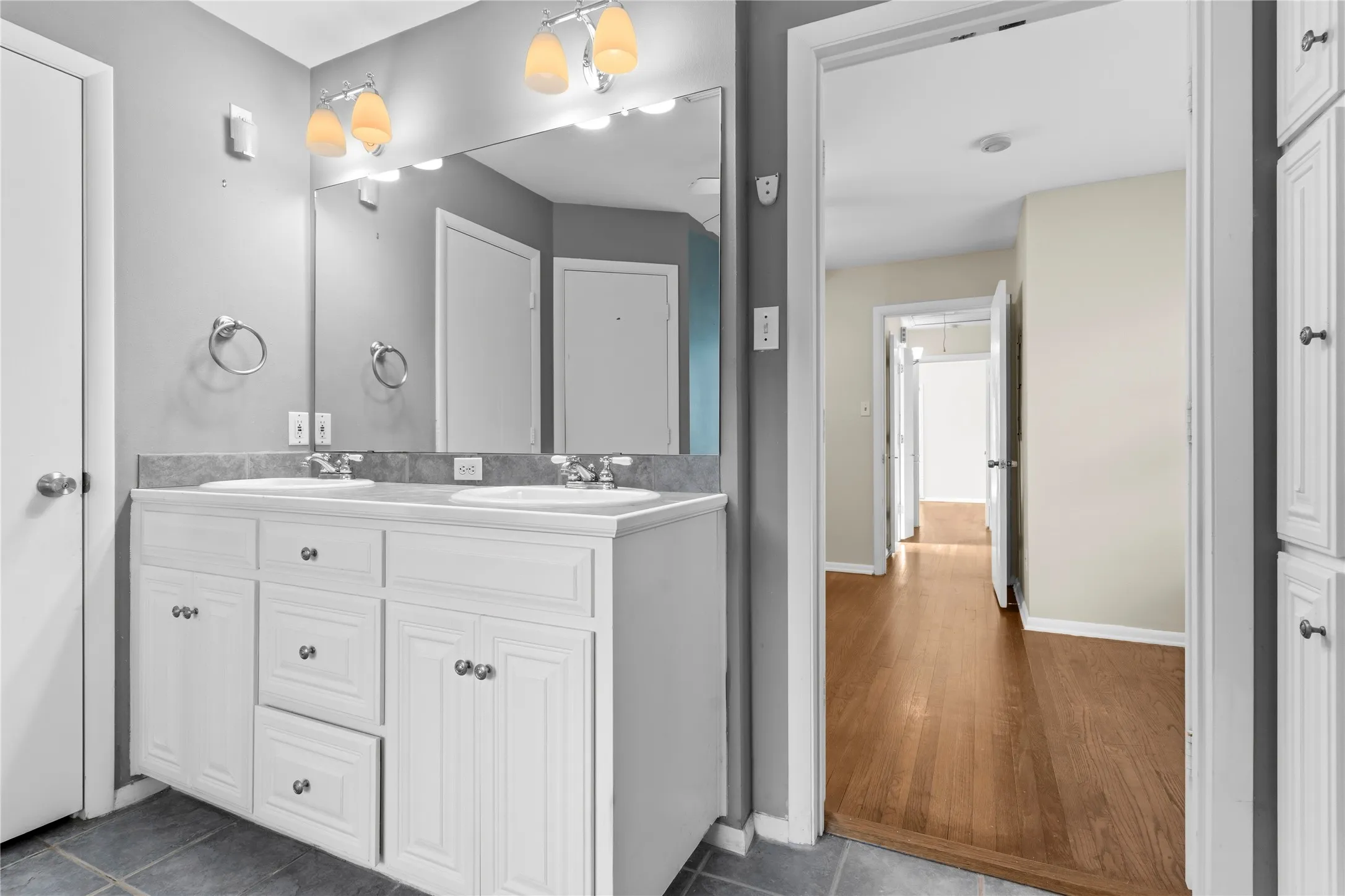 Single Family Residence For Sale in Tarrant County , 1309 Marydale Drive, Arlington, Texas 76013, 3 Bedroom, 2 Bathroom, 1 Garage spaces, 1,750 Sqft, built in 1952, mls#21275994, Real Estate Agent in Arlington, Homes For Sale in Tarrant county, Homes For Sale in Arlington, Realtor in Arlington Texas, Real Estate Brokerage Independent Realty Texas, Luminita Cordes Realtor