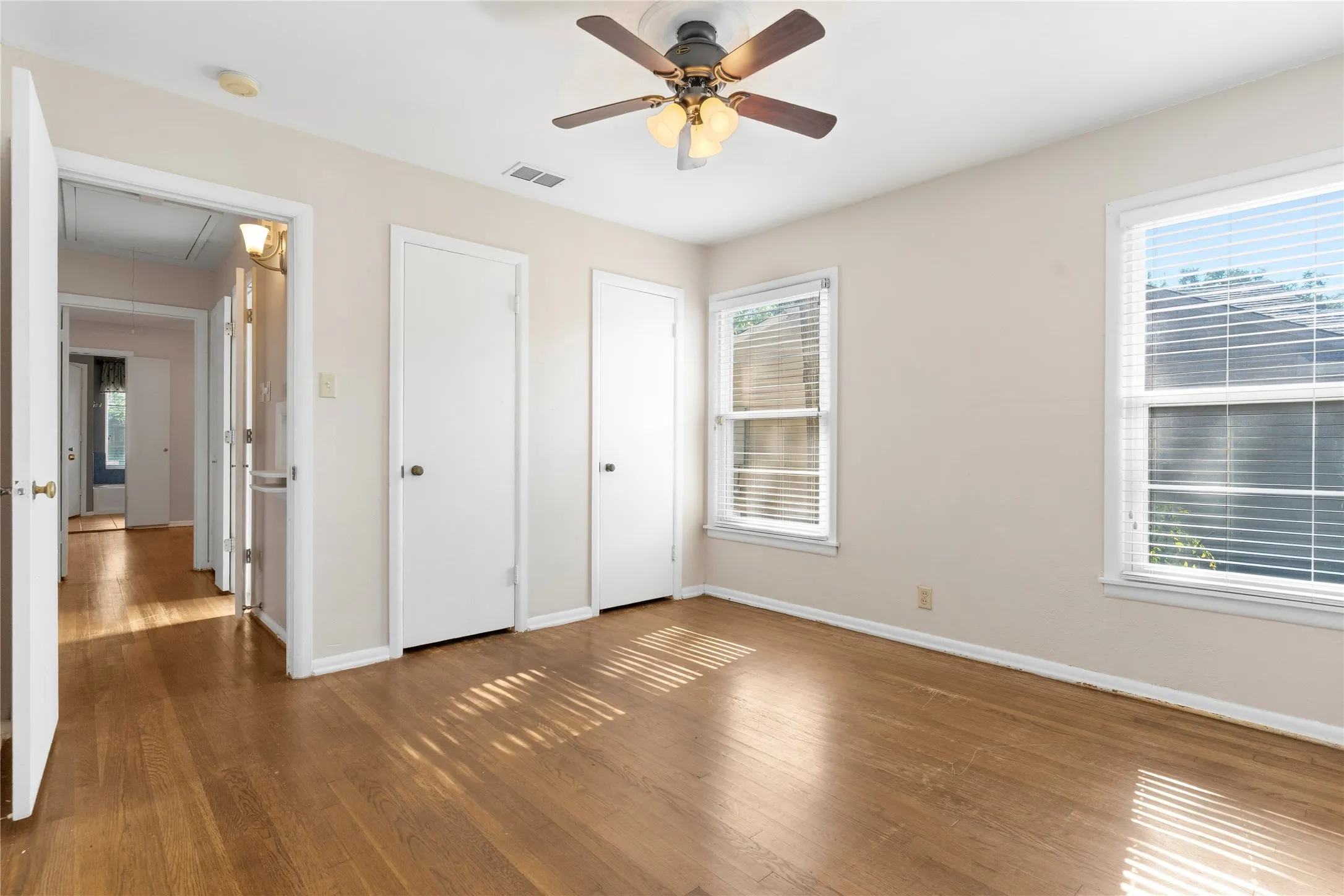 Single Family Residence For Sale in Tarrant County , 1309 Marydale Drive, Arlington, Texas 76013, 3 Bedroom, 2 Bathroom, 1 Garage spaces, 1,750 Sqft, built in 1952, mls#21275994, Real Estate Agent in Arlington, Homes For Sale in Tarrant county, Homes For Sale in Arlington, Realtor in Arlington Texas, Real Estate Brokerage Independent Realty Texas, Luminita Cordes Realtor