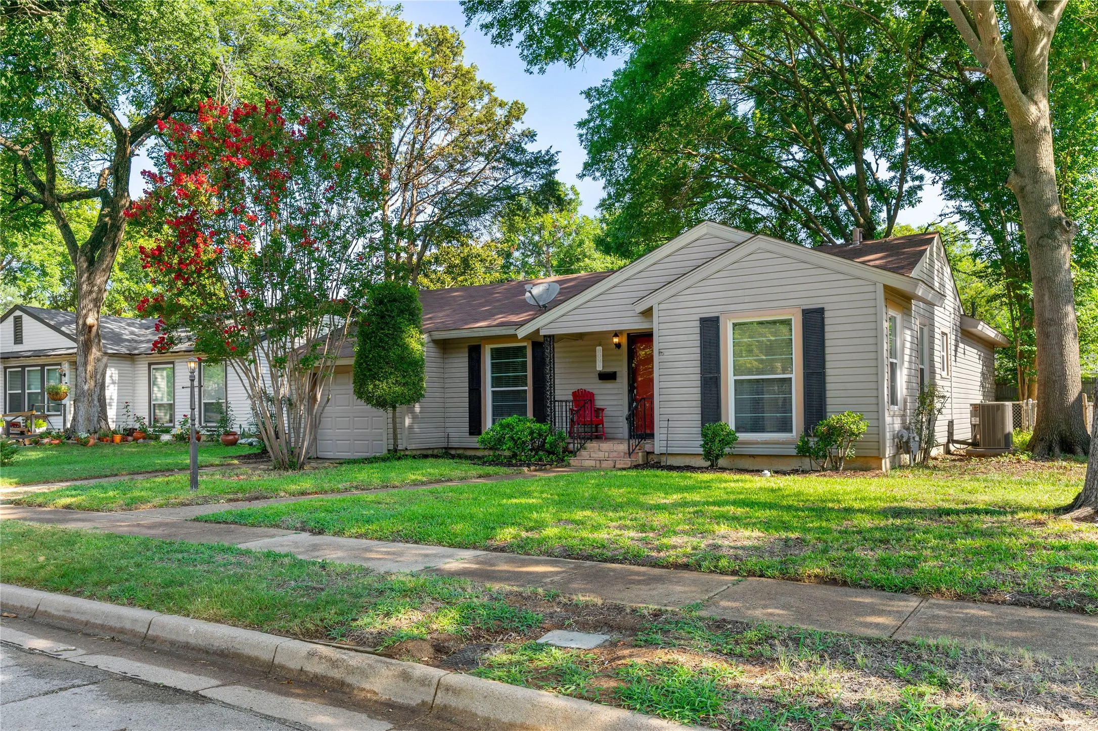 Single Family Residence For Sale in Tarrant County , 1309 Marydale Drive, Arlington, Texas 76013, 3 Bedroom, 2 Bathroom, 1 Garage spaces, 1,750 Sqft, built in 1952, mls#21275994, Real Estate Agent in Arlington, Homes For Sale in Tarrant county, Homes For Sale in Arlington, Realtor in Arlington Texas, Real Estate Brokerage Independent Realty Texas, Luminita Cordes Realtor