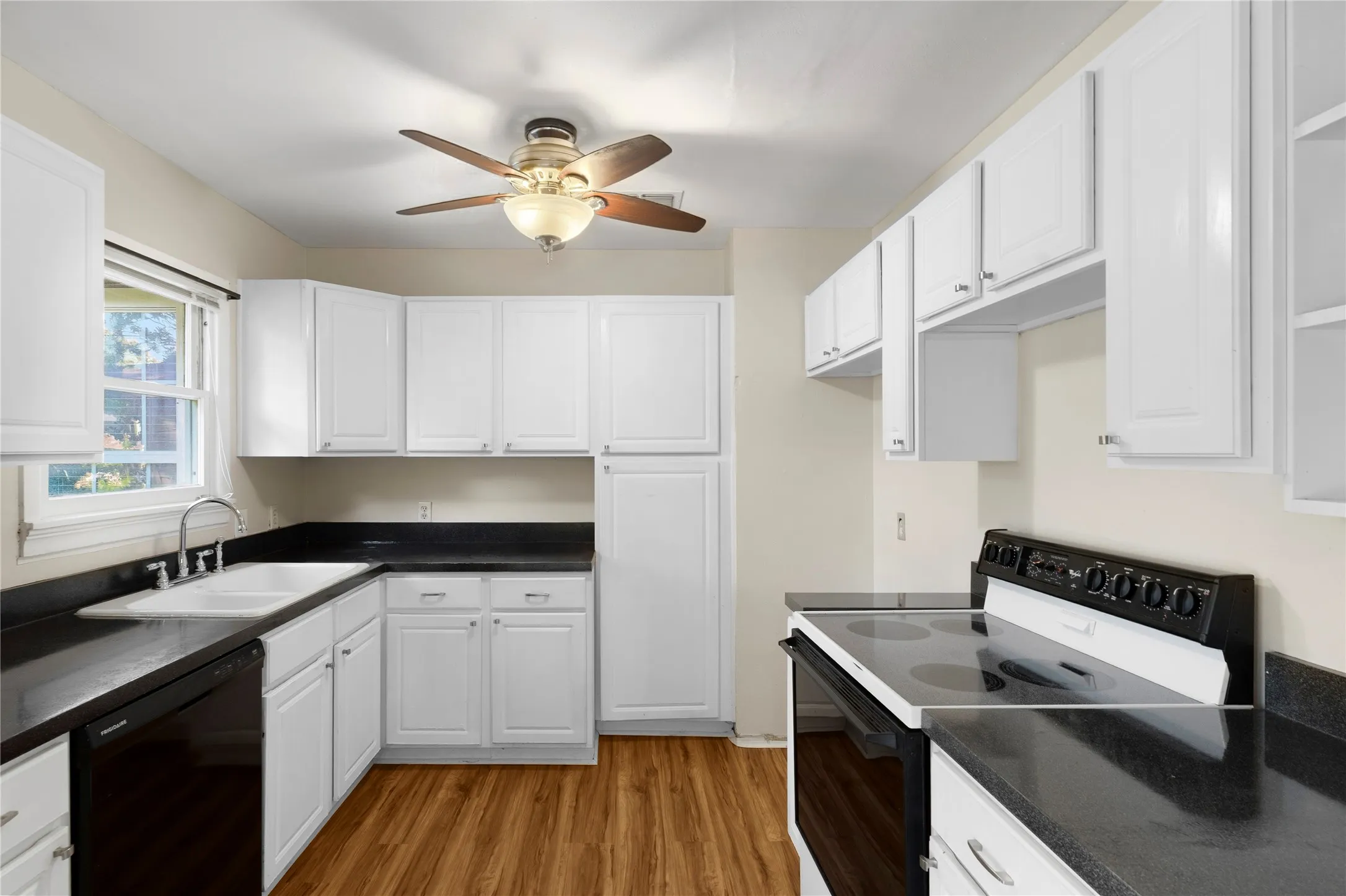 Single Family Residence For Sale in Tarrant County , 1309 Marydale Drive, Arlington, Texas 76013, 3 Bedroom, 2 Bathroom, 1 Garage spaces, 1,750 Sqft, built in 1952, mls#21275994, Real Estate Agent in Arlington, Homes For Sale in Tarrant county, Homes For Sale in Arlington, Realtor in Arlington Texas, Real Estate Brokerage Independent Realty Texas, Luminita Cordes Realtor