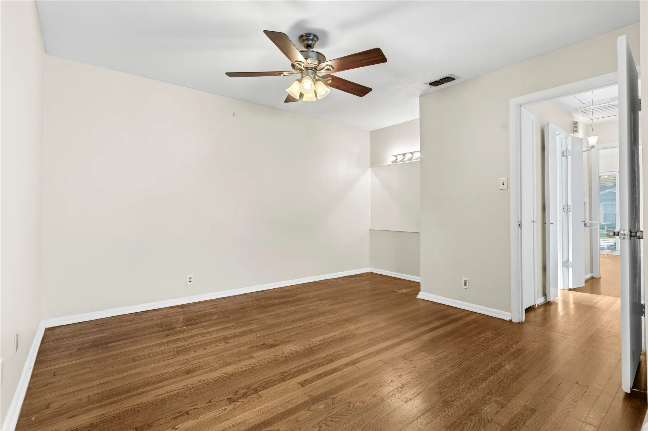 Single Family Residence For Sale in Tarrant County , 1309 Marydale Drive, Arlington, Texas 76013, 3 Bedroom, 2 Bathroom, 1 Garage spaces, 1,750 Sqft, built in 1952, mls#21275994, Real Estate Agent in Arlington, Homes For Sale in Tarrant county, Homes For Sale in Arlington, Realtor in Arlington Texas, Real Estate Brokerage Independent Realty Texas, Luminita Cordes Realtor