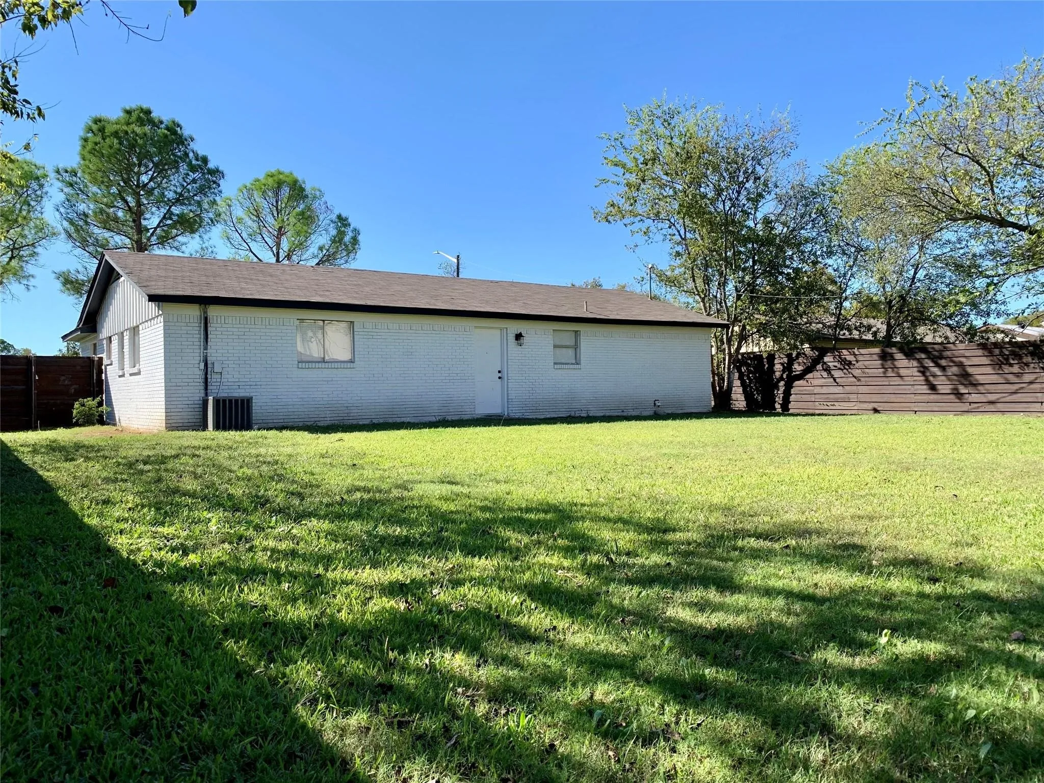 Single Family Residence For Rent in Denton County , 713 Sun Valley Drive, Denton, Texas 76209, 3 Bedroom, 2 Bathroom, 1 Garage spaces, 1,176 Sqft, built in 1968, mls#21276562, Real Estate Agent in Denton, Homes For Rent in Denton county, Homes For Rent in Denton, Realtor in Denton Texas, Real Estate Brokerage Independent Realty Texas, Luminita Cordes Realtor
