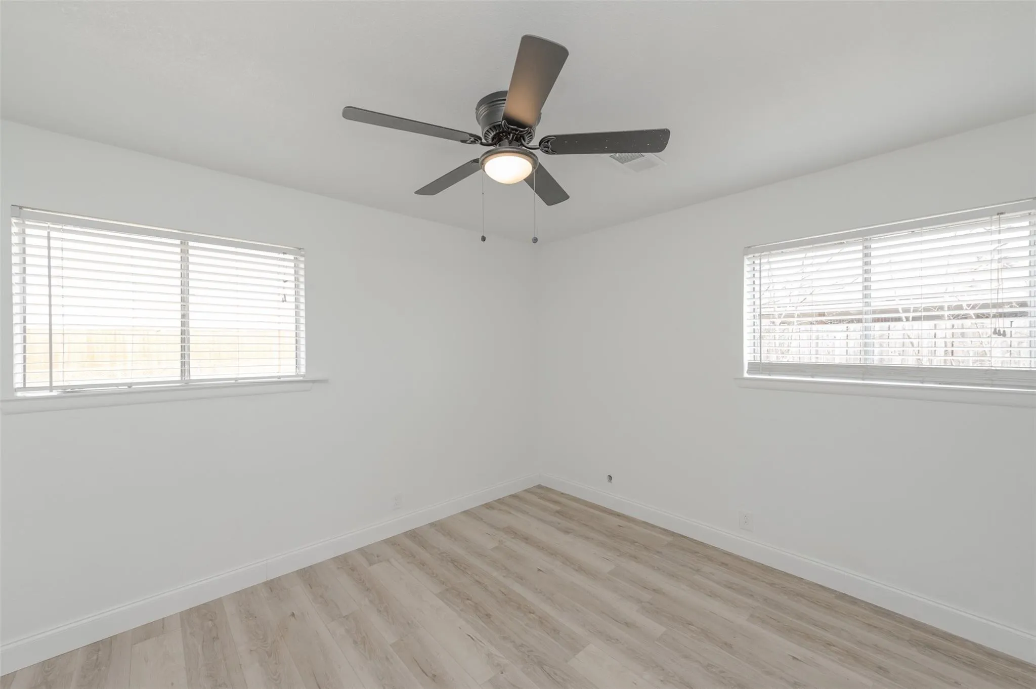 Single Family Residence For Rent in Denton County , 713 Sun Valley Drive, Denton, Texas 76209, 3 Bedroom, 2 Bathroom, 1 Garage spaces, 1,176 Sqft, built in 1968, mls#21276562, Real Estate Agent in Denton, Homes For Rent in Denton county, Homes For Rent in Denton, Realtor in Denton Texas, Real Estate Brokerage Independent Realty Texas, Luminita Cordes Realtor